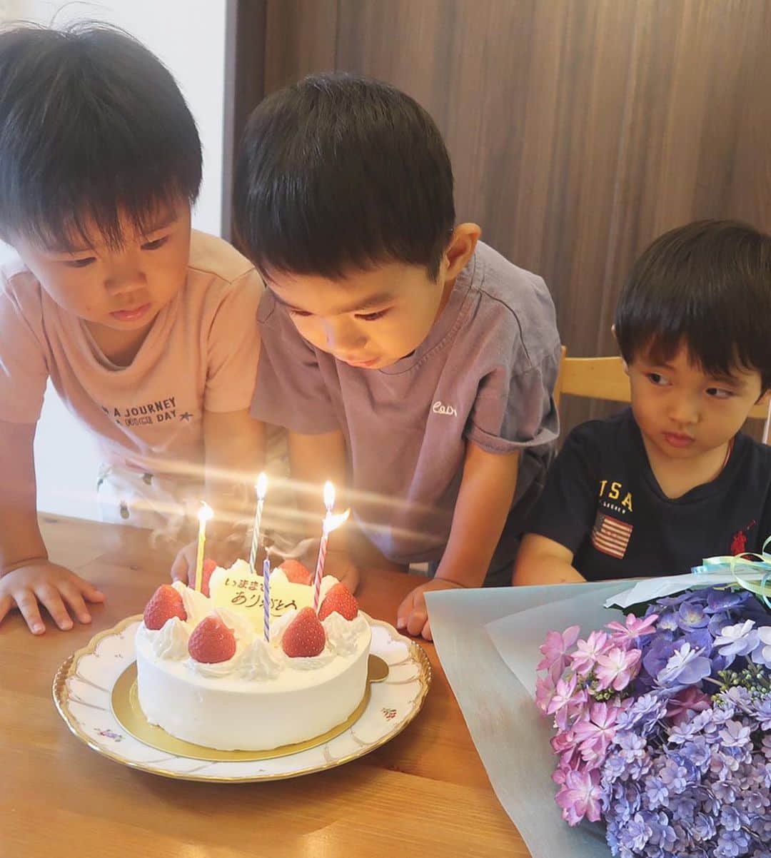 猪村有希さんのインスタグラム写真 - (猪村有希Instagram)「💐に🎂ありがとう😭😭😭﻿ ﻿ みんな転勤族だから﻿ またどこかで会えるかな（ ; ; ）﻿ ﻿ ﻿ ﻿ #男の子ママ﻿ #転勤族ママ﻿ #2歳差育児﻿ #2歳差兄弟﻿ ﻿ ﻿」6月27日 17時25分 - i.ykuup