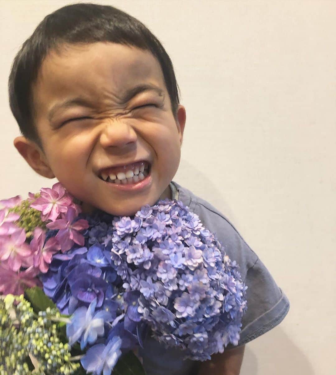 猪村有希さんのインスタグラム写真 - (猪村有希Instagram)「💐に🎂ありがとう😭😭😭﻿ ﻿ みんな転勤族だから﻿ またどこかで会えるかな（ ; ; ）﻿ ﻿ ﻿ ﻿ #男の子ママ﻿ #転勤族ママ﻿ #2歳差育児﻿ #2歳差兄弟﻿ ﻿ ﻿」6月27日 17時25分 - i.ykuup