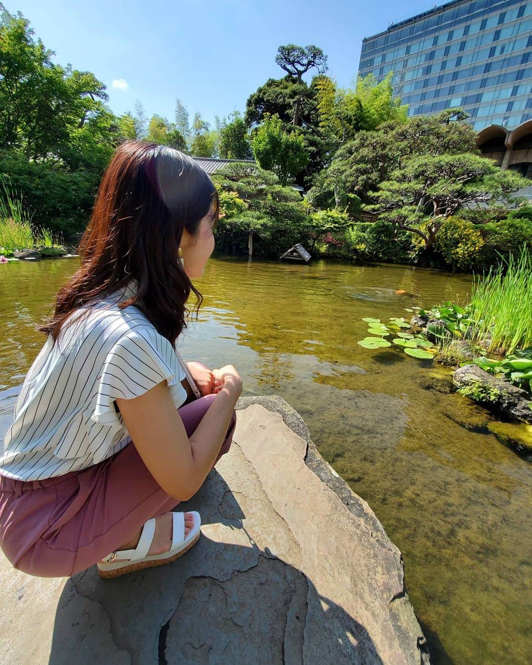 小谷津友里さんのインスタグラム写真 - (小谷津友里Instagram)「#スーパーメロンショートケーキ 🍈って知ってる？﻿ #ホテルニューオータニ　で食べられる﻿ 糖度14度以上のマスクメロンを贅沢に使用したケーキなんです🍰﻿ 断面が美しいですね.. ♡﻿ ﻿ 大きいサイズだけど、ホイップとスポンジが軽やかでした😍﻿ メロンが爽やかで、暑くなってきた今の時期にぴったりだと思いました🙋❤️﻿ ﻿ お店が広くてゆったりできるし﻿ ソーシャルディスタンスちゃんと取って食事ができました🙋﻿ ﻿ ﻿ ﻿ スワイプしてもらって後半の写真は﻿ お店の前の庭園です！﻿ 緑が豊かで凄く好きな場所🌱﻿ 池に大きな鯉がいっぱいいて覗きこんでしまいました😊﻿ ていうか最近食べてばっかりじゃない？と思ったそこのあなた、、そっとしておいてください😂🍰🍰🍰🍩🍮✨(笑) ﻿ ﻿ ﻿ #スイーツ #メロンケーキ #ケーキ  #ロールケーキ#シュークリーム#こやゆりフード#食べ歩き#グルメ巡り #フルーツ#庭園#ホテル#ホテル#甘党」6月27日 17時33分 - yurikoyatsu