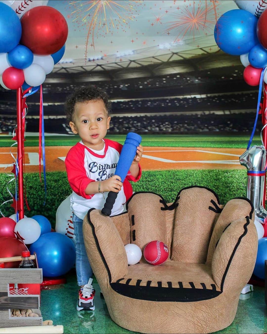 のインスタグラム：「Hoy esta de cumple el principe de papa gracia mi dios por este bendición te amo papi #happybday papi 🎊🎊🎊」