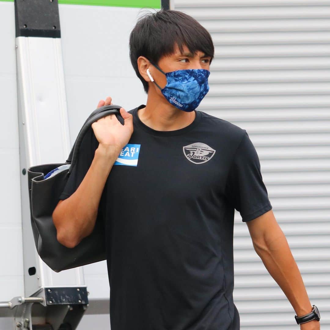 徳島ヴォルティスさんのインスタグラム写真 - (徳島ヴォルティスInstagram)「【6/27（土）18:00 愛媛戦（アウェイ）】﻿ いよいよJ2リーグ再開‼️﻿ 必ず勝ってダービーフラッグを持ち帰ります。﻿ 最高のRE:STARTへ💪﻿ ﻿ #リモートマッチ となる今日は #DAZN でアツい応援をよろしくお願いします🔥﻿ ﻿ #四国ダービー #徳島ヴォルティス #vortis #徳島 #愛媛 #Jリーグ﻿」6月27日 17時34分 - tokushima_vortis