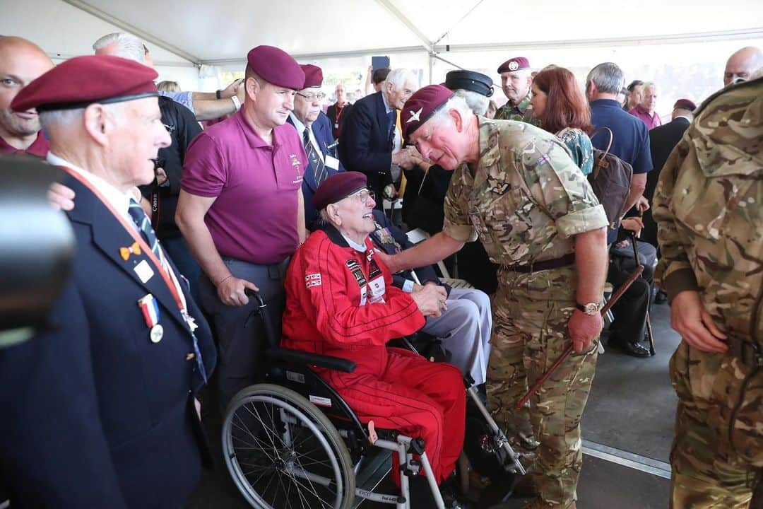 クラレンス邸さんのインスタグラム写真 - (クラレンス邸Instagram)「Today is #ArmedForcesDay, a day to recognise and celebrate the dedicated work of the men and women in the Armed Services community – from currently serving troops to Service families, veterans and cadets. 🎖️🙏 Thank you to you all. • Both The Prince of Wales and The Duchess of Cornwall have a strong relationship with the Armed Forces, which includes a number of military affiliations from both the UK Armed Services and Commonwealth Countries. • The Prince began his career in the Armed Services in March 1971, when he started a four-month attachment with the RAF at Cranwell, Lincolnshire and often visits his Regiments and Units in all three UK Armed Services. The Duchess of Cornwall has her own military appointments, regularly meeting servicemen and their families. 📸 PA」6月27日 17時41分 - clarencehouse