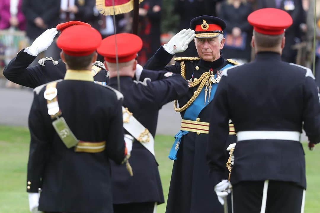 クラレンス邸さんのインスタグラム写真 - (クラレンス邸Instagram)「Today is #ArmedForcesDay, a day to recognise and celebrate the dedicated work of the men and women in the Armed Services community – from currently serving troops to Service families, veterans and cadets. 🎖️🙏 Thank you to you all. • Both The Prince of Wales and The Duchess of Cornwall have a strong relationship with the Armed Forces, which includes a number of military affiliations from both the UK Armed Services and Commonwealth Countries. • The Prince began his career in the Armed Services in March 1971, when he started a four-month attachment with the RAF at Cranwell, Lincolnshire and often visits his Regiments and Units in all three UK Armed Services. The Duchess of Cornwall has her own military appointments, regularly meeting servicemen and their families. 📸 PA」6月27日 17時41分 - clarencehouse