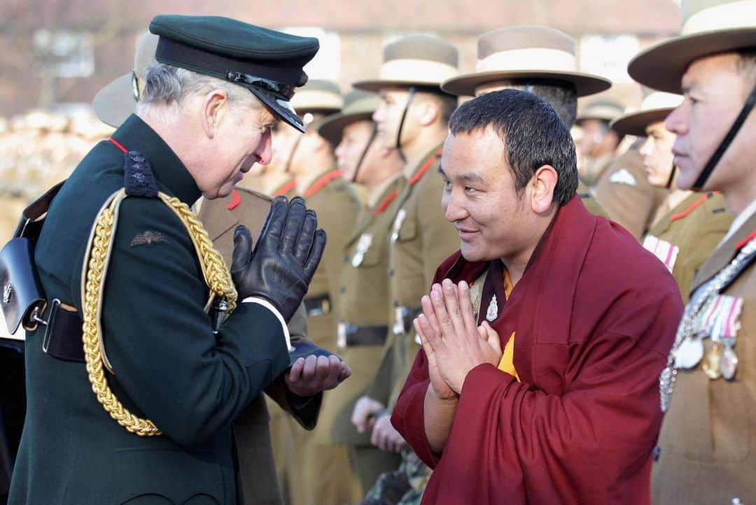 クラレンス邸さんのインスタグラム写真 - (クラレンス邸Instagram)「Today is #ArmedForcesDay, a day to recognise and celebrate the dedicated work of the men and women in the Armed Services community – from currently serving troops to Service families, veterans and cadets. 🎖️🙏 Thank you to you all. • Both The Prince of Wales and The Duchess of Cornwall have a strong relationship with the Armed Forces, which includes a number of military affiliations from both the UK Armed Services and Commonwealth Countries. • The Prince began his career in the Armed Services in March 1971, when he started a four-month attachment with the RAF at Cranwell, Lincolnshire and often visits his Regiments and Units in all three UK Armed Services. The Duchess of Cornwall has her own military appointments, regularly meeting servicemen and their families. 📸 PA」6月27日 17時41分 - clarencehouse