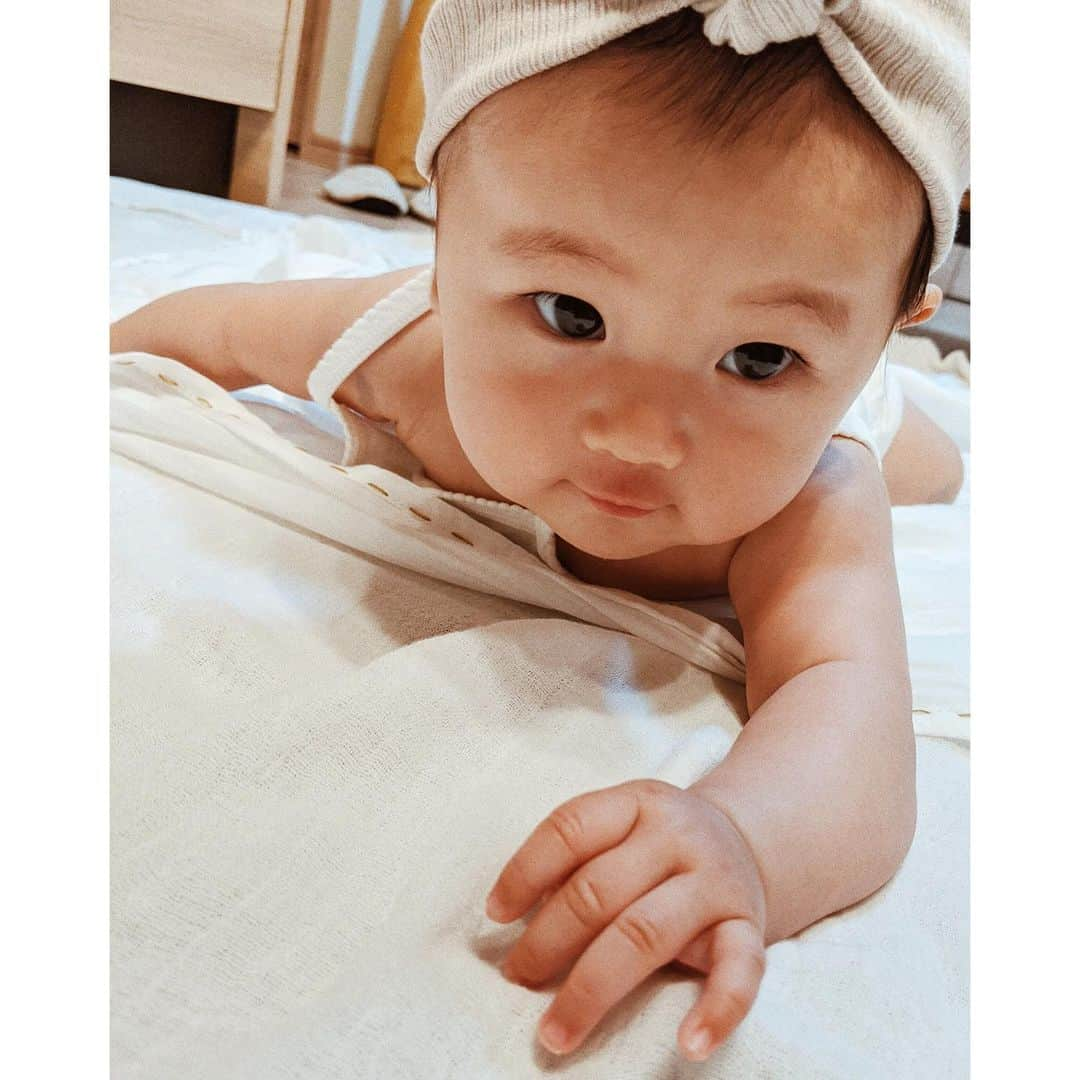 高園あずささんのインスタグラム写真 - (高園あずさInstagram)「子育てには日々初めてがたくさん。思い通りにいかず心穏やかにいれない日もあるし、ほぼ毎日がバタバタしてる。娘たちの子育てに、私はちゃんとできてる？なんて自信がなくなったり、不安を抱くことももちろんある。  だけど子育ては個々それぞれ！正解は1つではなく、何通りもあるはず💪🏼 心配は消えることはないけど、愛情たっぷりなことだけは自信があるから大丈夫！と今日も自分に言い聞かせて、、、😤❤️. . @hm_kids の「Worry -心配- 」のムービーを見て私が思ったこと。 子育てをしていると心配はつき物なのかもしれませんが、お互いに楽しんでいきましょうね😌🌿 #koto_ #0y5m #mygirl #momlife #女の子 #女の子ママ #ママライフ #赤ちゃんのいる生活 #HM #HMベビー #HMkids #ad」6月27日 17時42分 - azusa_takazono