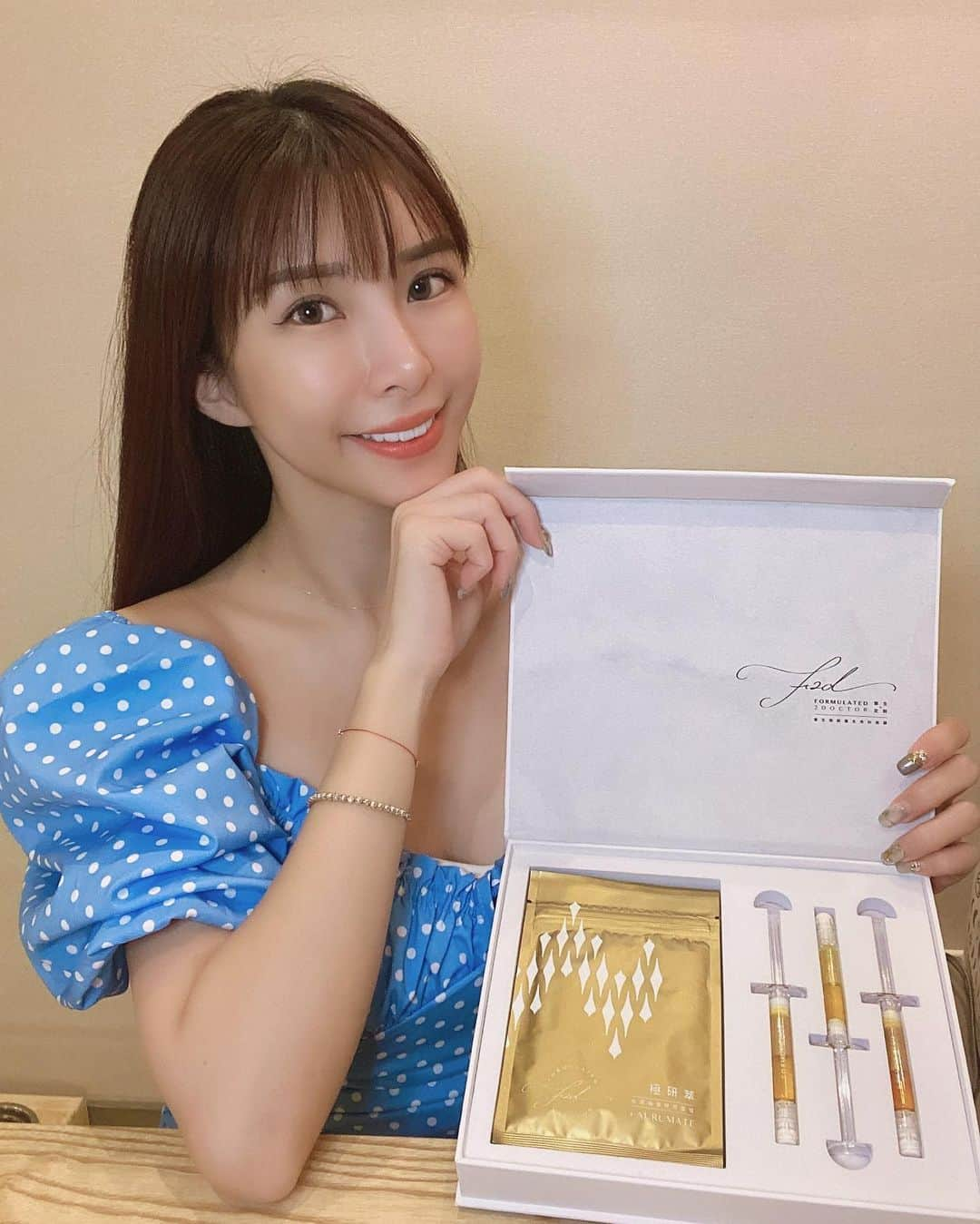 蘇心甯さんのインスタグラム写真 - (蘇心甯Instagram)「🎁 #文末有彩蛋  這是我敷完臉素顏肌膚是不是超水亮的！ 如果你有臉部暗沈、出油、缺水、痘痘的困擾 想體驗更有感的面膜請用心看我分享的圖文  收到♥️ #真素顏的唯醫秘密-F2D面膜 第一眼都印象是覺得包裝好華麗也很用心 極研萃禮盒裡面有三隻研萃針劑和三片面膜 使用方式需要先把針劑單獨擠出塗抹於全臉部 精華液塗在臉上馬上就吸收立即有明亮感了 之後再敷上面膜靜待15-20分鐘就可以拿下來 看我敷完的自拍照你就知道素顏我狀態有多好囉  為什麼極研萃的面膜效果🥰這麼好 因為他採用小分子微導技術搭配蠶絲面膜布 吸收的速度超越你的想像直接顯示在臉上 不用上妝您的肌膚就是最美最無瑕的水煮蛋機肌  6/1-7/31年中慶🎈面膜下殺6折每片只要299元 除了年中慶還有活動要給你們參加 贈送產品：真素顏的唯醫秘密-F2D面膜禮盒組 贈送人數：5 活動辦法：此篇貼文按讚 追蹤F2D面膜 ig帳號： @f2dpretty  留言：#醫生做給醫生用的面膜 +tag兩位朋友 活動時間：現在至7/2截止7/4會在這邊開獎喲 不想等開獎也可以到 @f2dpretty 訂購美麗  F2D面膜連結：https://bit.ly/2Y2tO4h #醫生做給醫生用的面膜 #15分鐘極救面膜 #打造完美水光肌」6月27日 17時45分 - lalababy625