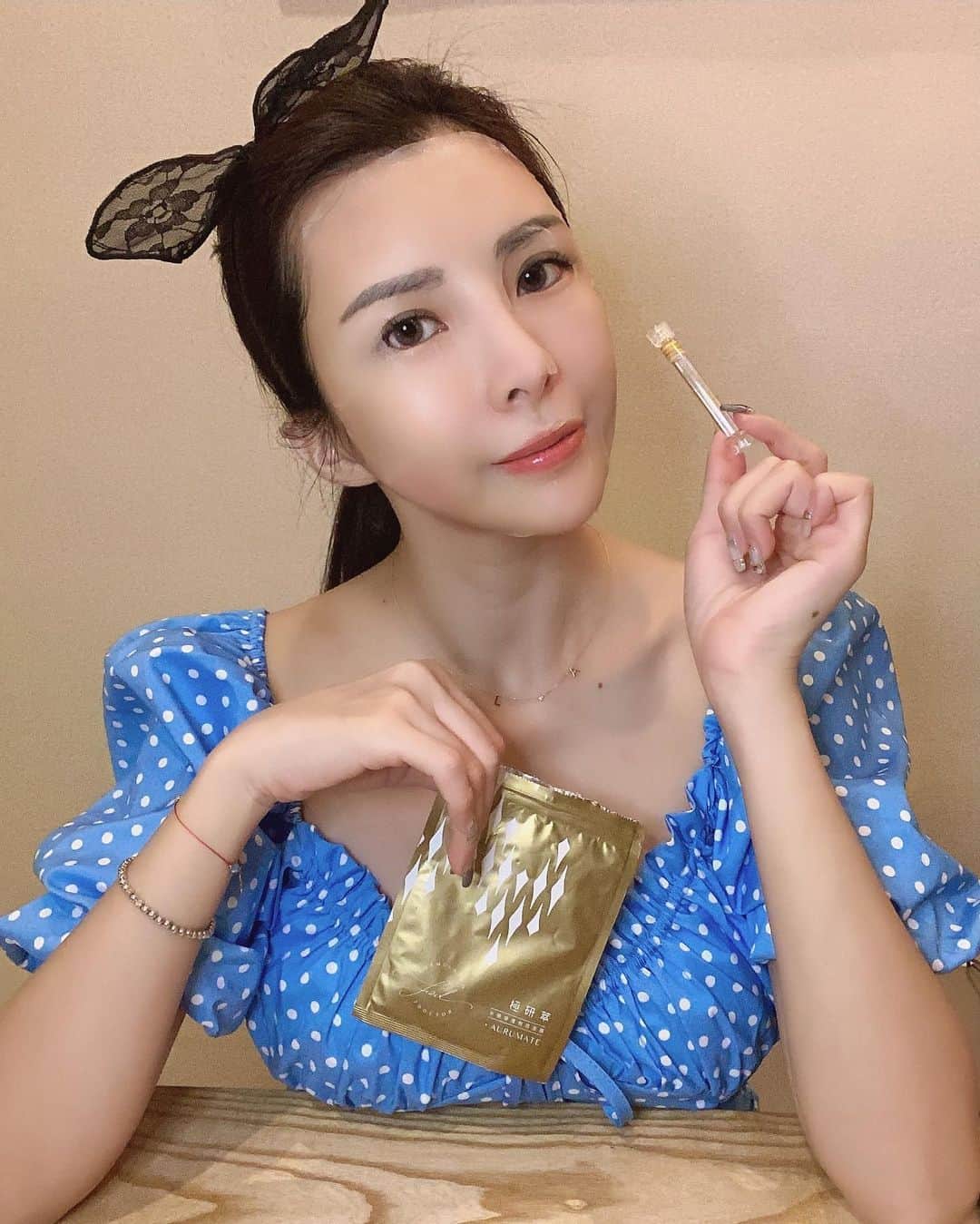 蘇心甯さんのインスタグラム写真 - (蘇心甯Instagram)「🎁 #文末有彩蛋  這是我敷完臉素顏肌膚是不是超水亮的！ 如果你有臉部暗沈、出油、缺水、痘痘的困擾 想體驗更有感的面膜請用心看我分享的圖文  收到♥️ #真素顏的唯醫秘密-F2D面膜 第一眼都印象是覺得包裝好華麗也很用心 極研萃禮盒裡面有三隻研萃針劑和三片面膜 使用方式需要先把針劑單獨擠出塗抹於全臉部 精華液塗在臉上馬上就吸收立即有明亮感了 之後再敷上面膜靜待15-20分鐘就可以拿下來 看我敷完的自拍照你就知道素顏我狀態有多好囉  為什麼極研萃的面膜效果🥰這麼好 因為他採用小分子微導技術搭配蠶絲面膜布 吸收的速度超越你的想像直接顯示在臉上 不用上妝您的肌膚就是最美最無瑕的水煮蛋機肌  6/1-7/31年中慶🎈面膜下殺6折每片只要299元 除了年中慶還有活動要給你們參加 贈送產品：真素顏的唯醫秘密-F2D面膜禮盒組 贈送人數：5 活動辦法：此篇貼文按讚 追蹤F2D面膜 ig帳號： @f2dpretty  留言：#醫生做給醫生用的面膜 +tag兩位朋友 活動時間：現在至7/2截止7/4會在這邊開獎喲 不想等開獎也可以到 @f2dpretty 訂購美麗  F2D面膜連結：https://bit.ly/2Y2tO4h #醫生做給醫生用的面膜 #15分鐘極救面膜 #打造完美水光肌」6月27日 17時45分 - lalababy625