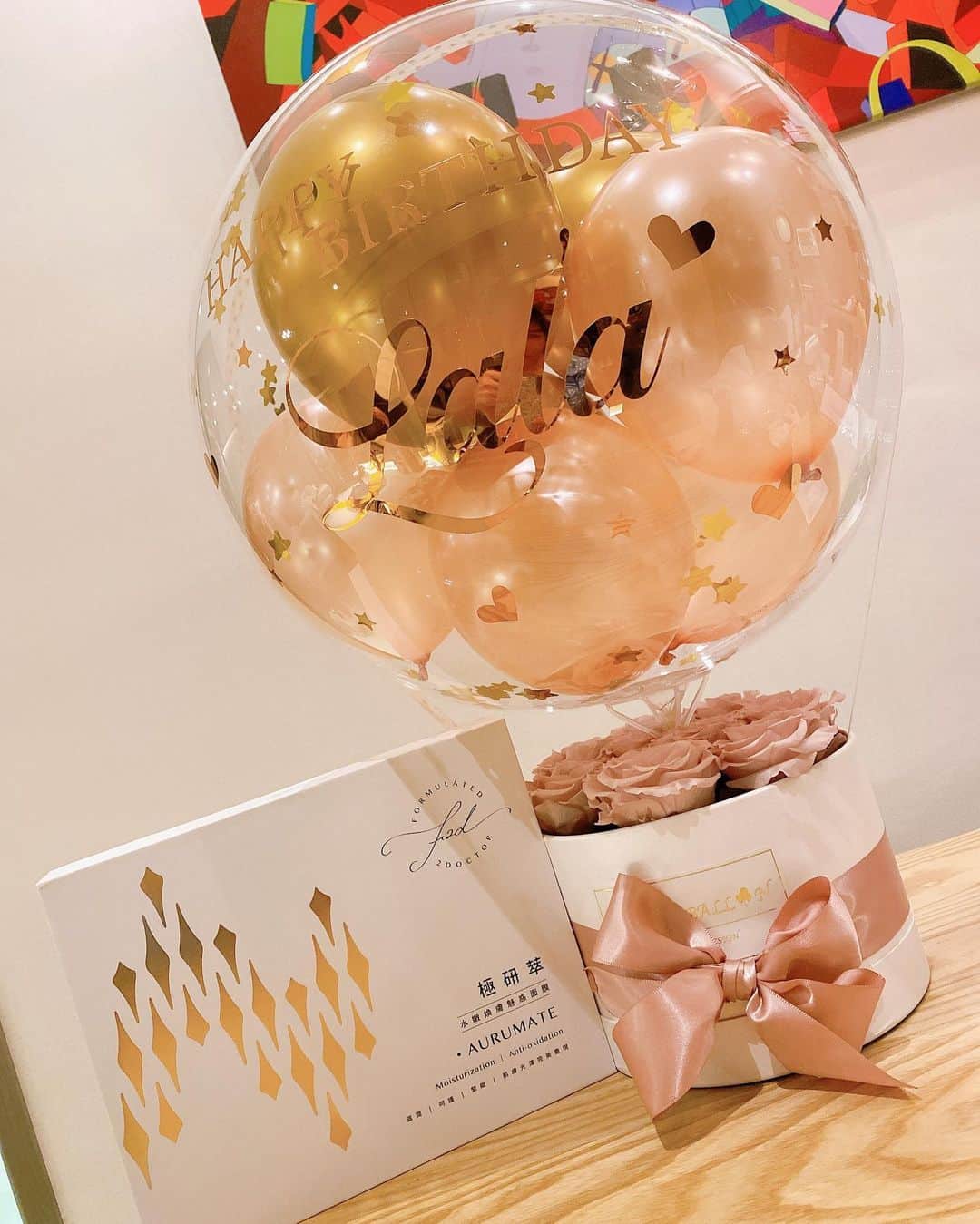 蘇心甯さんのインスタグラム写真 - (蘇心甯Instagram)「🎁 #文末有彩蛋  這是我敷完臉素顏肌膚是不是超水亮的！ 如果你有臉部暗沈、出油、缺水、痘痘的困擾 想體驗更有感的面膜請用心看我分享的圖文  收到♥️ #真素顏的唯醫秘密-F2D面膜 第一眼都印象是覺得包裝好華麗也很用心 極研萃禮盒裡面有三隻研萃針劑和三片面膜 使用方式需要先把針劑單獨擠出塗抹於全臉部 精華液塗在臉上馬上就吸收立即有明亮感了 之後再敷上面膜靜待15-20分鐘就可以拿下來 看我敷完的自拍照你就知道素顏我狀態有多好囉  為什麼極研萃的面膜效果🥰這麼好 因為他採用小分子微導技術搭配蠶絲面膜布 吸收的速度超越你的想像直接顯示在臉上 不用上妝您的肌膚就是最美最無瑕的水煮蛋機肌  6/1-7/31年中慶🎈面膜下殺6折每片只要299元 除了年中慶還有活動要給你們參加 贈送產品：真素顏的唯醫秘密-F2D面膜禮盒組 贈送人數：5 活動辦法：此篇貼文按讚 追蹤F2D面膜 ig帳號： @f2dpretty  留言：#醫生做給醫生用的面膜 +tag兩位朋友 活動時間：現在至7/2截止7/4會在這邊開獎喲 不想等開獎也可以到 @f2dpretty 訂購美麗  F2D面膜連結：https://bit.ly/2Y2tO4h #醫生做給醫生用的面膜 #15分鐘極救面膜 #打造完美水光肌」6月27日 17時45分 - lalababy625
