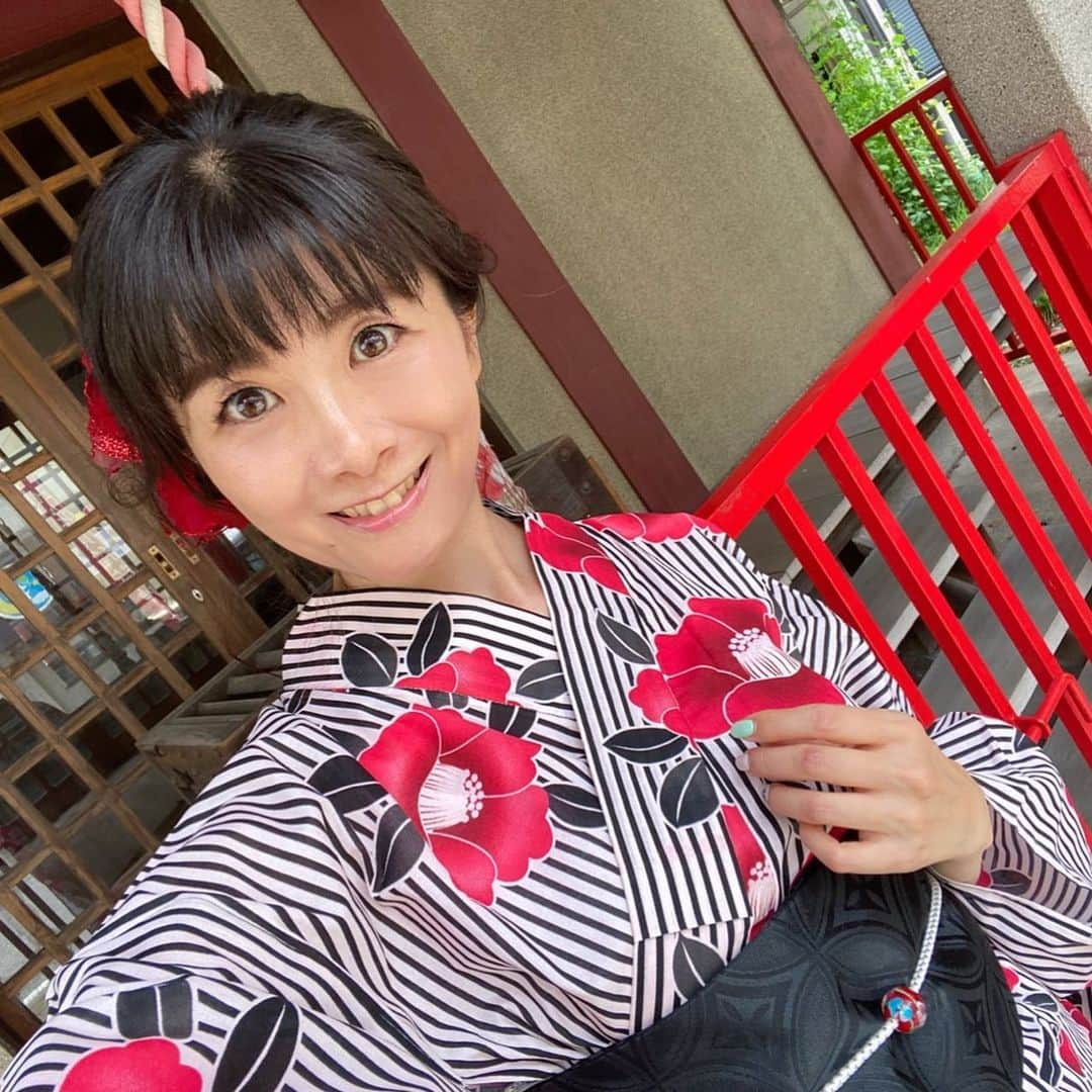 外村美姫さんのインスタグラム写真 - (外村美姫Instagram)「浴衣で　#真ん中くるりんぱ  プロフィールから、楽天ROOMで浴衣の商品詳細が見られます。 ヘアメイクは... @norika0707neolive  選べる20柄から、椿柄をセレクト♪ゆかた・作り帯・下駄・カタログ・腰ひもの豪華浴衣5点セットだから、届いて直ぐに着られます。一人できられる着付けBOOKつき！見ながら着てみました！ . #オリジナル写真 #買ってよかった #ワンマイルウェア #楽ちんファッション #夏ファッション #浴衣 #レトロ #大人浴衣 #ゆかた #作り帯 #下駄 #腰ひも #浴衣セット #PR #浴衣コーデ #DITA #プチプラコーデ #プチプラ #外村美姫 #しまむら #しまむらパトロール #しまパト #しまむら購入品 #しまむらコーデ」6月27日 17時50分 - mikitonomura