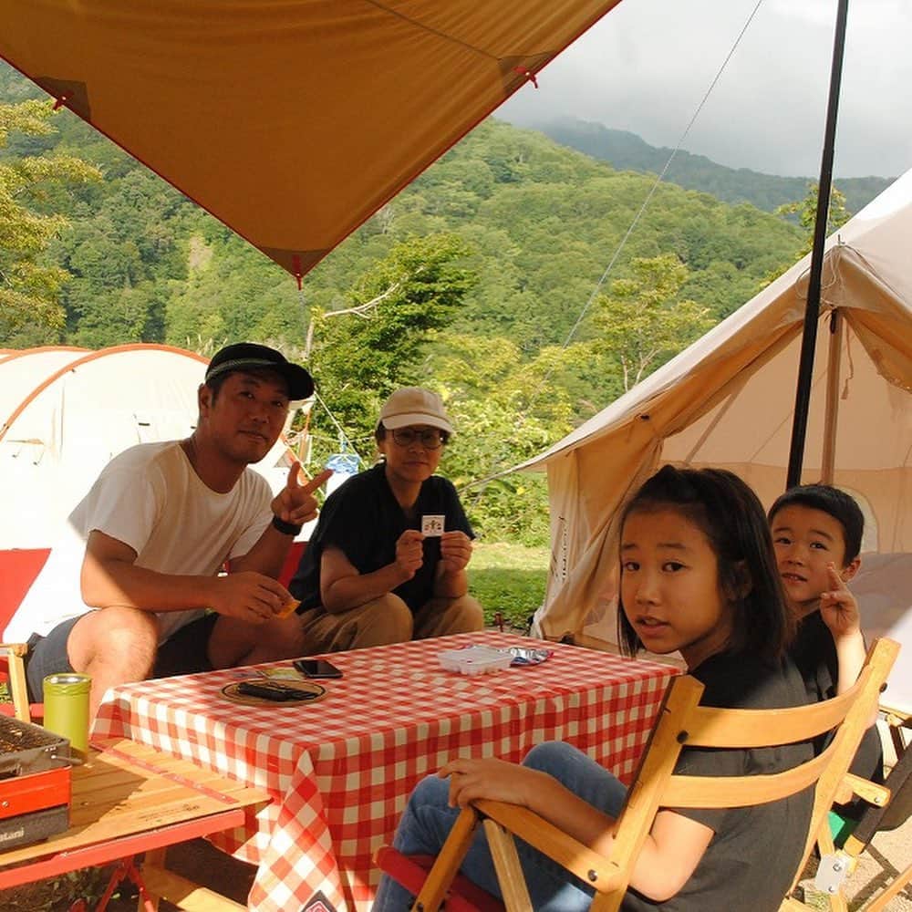 キャンプ情報サイト［ランタン］さんのインスタグラム写真 - (キャンプ情報サイト［ランタン］Instagram)「CAMP SMILE STYLE ／ 赤がワンポイント！ 色で楽しむキャンプスタイル ＼ いろんなキャンパーのキャンプスタイルを現地取材と一般キャンパーからの投稿で数多く掲載してます。 . . 詳しくは @lantern.camp  webサイトをご覧ください . . #camp #camping #outdoor #travel #trip #lantern_smile #nature #キャンプ #キャンプ用品 #アウトドア #テント #自然 #旅行 #キャンプ初心者  #キャンプ好きな人と繋がりたい #キャンプスタイル #赤 #雨飾高原キャンプ場 #小谷村 #長野県 #コールマン #ランタン #ウォーターボトル #ノルディスク #ファミリーキャンプ #ファミキャン」6月27日 17時53分 - lantern.camp
