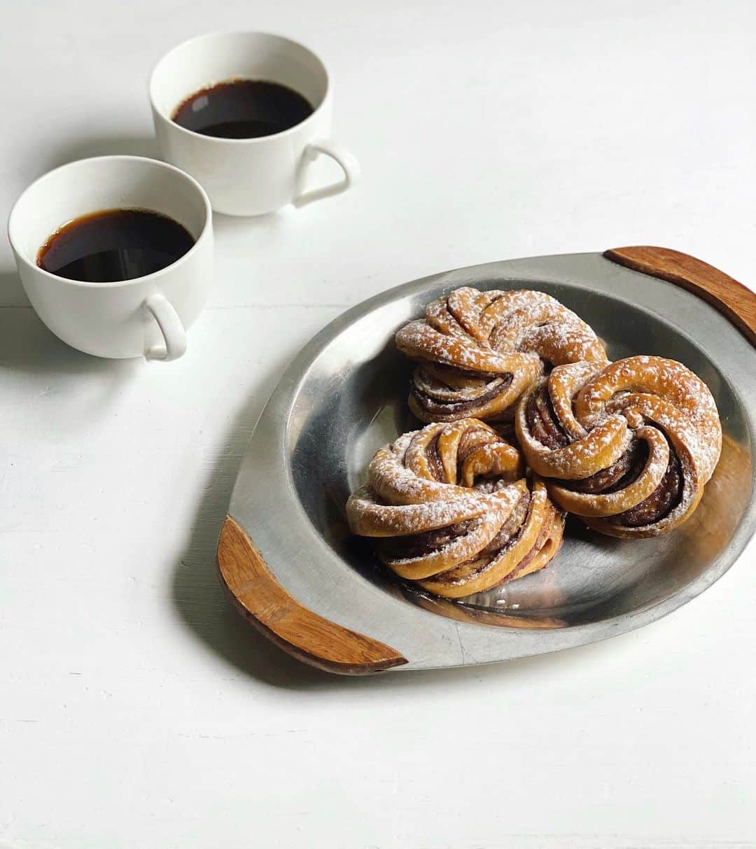 Chinamiさんのインスタグラム写真 - (ChinamiInstagram)「Sweet bean paste bread #coffeetime #bread #foodstagram  家に帰るや否や餡子パン作り💨 . 作っている途中の写真、もっとわかりやすく撮りたかったんだけど、必死だったから数枚しかなくて💦 生地の中に餡子を入れて平らに伸ばしたら、包丁で数本切り込みを入れる→生地の両端を持ってくるりとひねるとあんこが顔をのぞかせるよ。両端をくっつけて丸く仕上げれば成形完了〜 あとは焼くだけ。 . #パン」6月27日 17時54分 - chinamiphoto