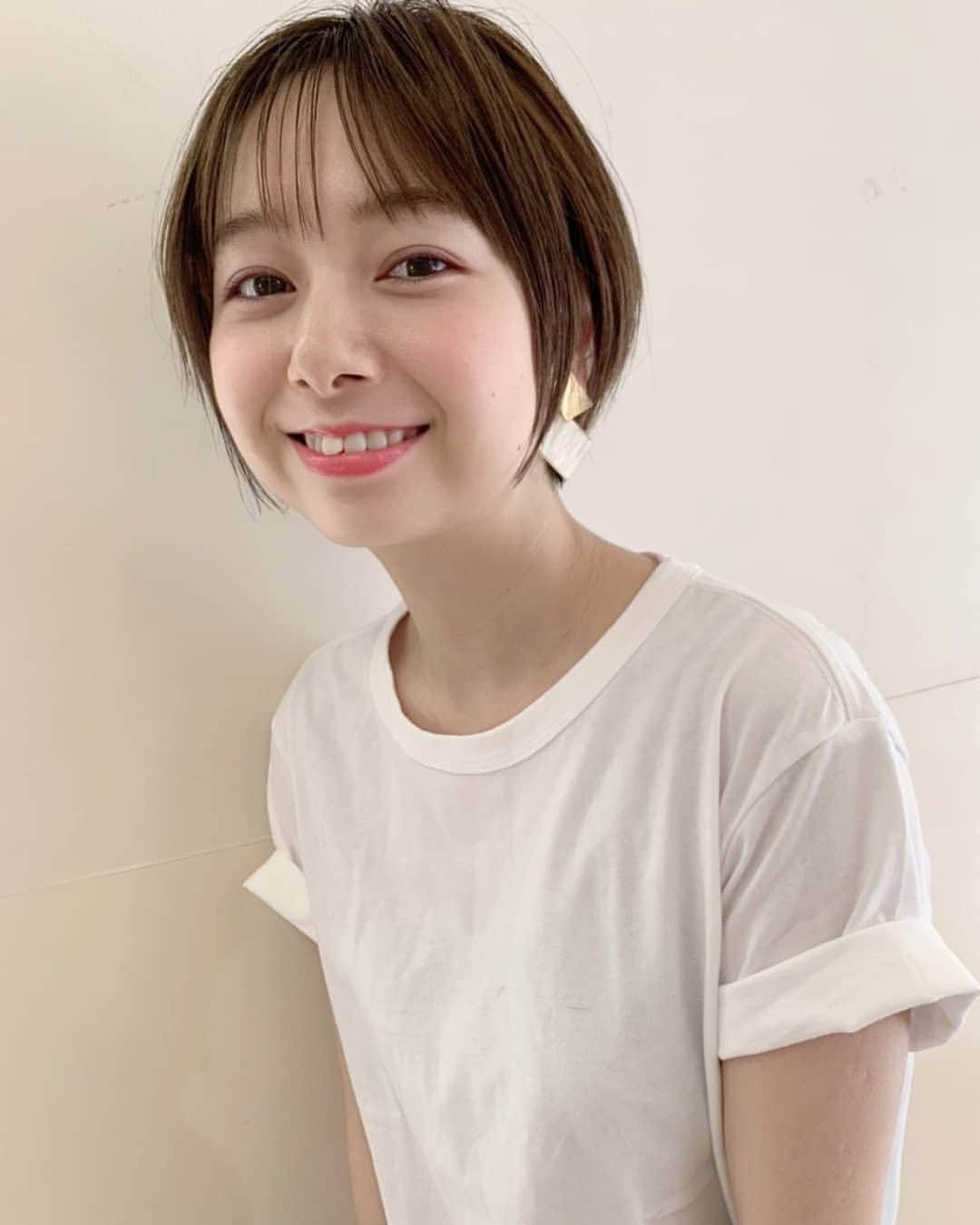 伊藤美羽さんのインスタグラム写真 伊藤美羽instagram ヘアカラーはミルクティーベージュ 柔らかい色味が可愛い 夏っぽい写真撮っていただいたよう 仔犬カラー ショート ショートヘア ショートモデル サロン モデル サロン