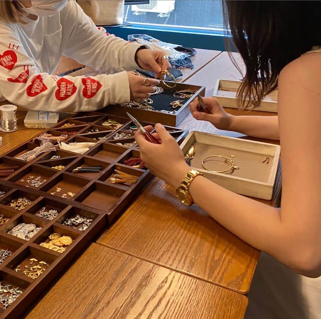 BOX CHARM Industryのインスタグラム：「ワークショップありがとうございました😊 お客様とお話ししながら楽しいワークショップになりました💕  next→→7月中旬予定です！ インスタ、オンラインストアにて情報配信しますので是非楽しみにしててください🌈 . オンラインストアオープンセールも残りわずかになっていますので気になるアイテムがございましたらこの今月中に！ ⁑ #boxcharmindustry #boxcharm #handmade #accessory #handmadeaccessory  #ボックスチャームインダストリー #ボックスチャーム #ハンドメイド #アクセサリー #ハンドメイドアクセサリー #ワークショップ #バングル #バックチャーム #制作体験教室  #公式オンラインショップ #NEWオープン #期間限定 #50パーセントオフ」