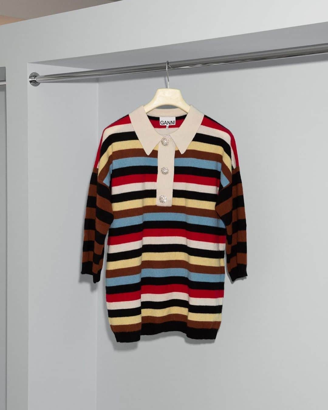 ガンニさんのインスタグラム写真 - (ガンニInstagram)「Stripe it right in our embellished cashmere knit t-shirt ❤️🤍🖤💛🤎💙 #GANNI」6月27日 18時06分 - ganni