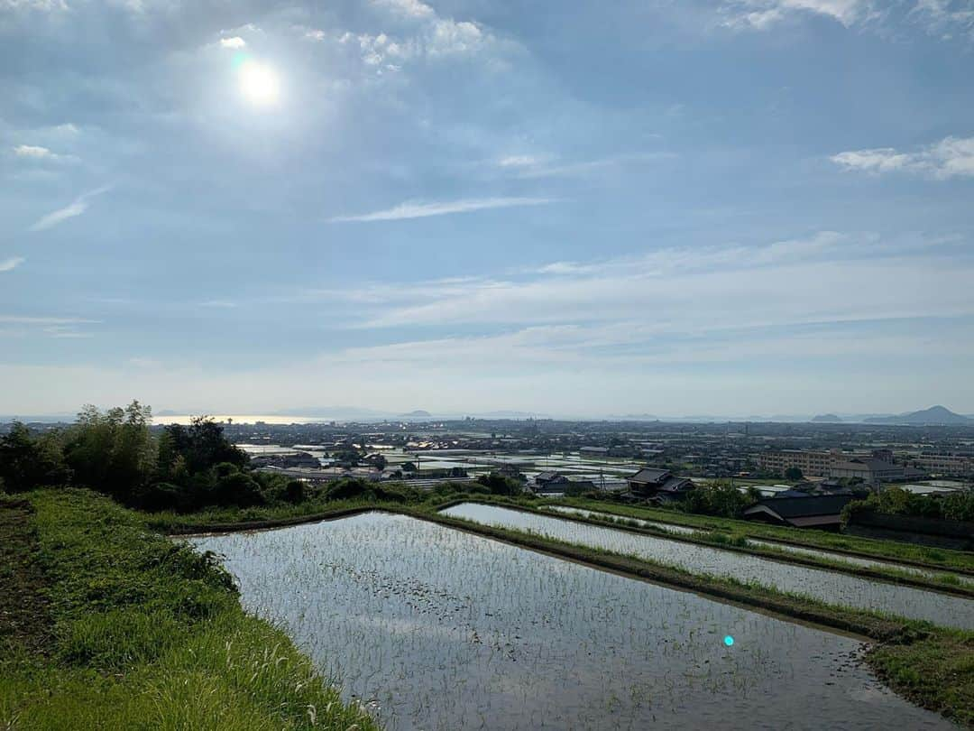 松井絵里奈さんのインスタグラム写真 - (松井絵里奈Instagram)「〜お米作り〜﻿ いよいよ田植え🌱﻿ ﻿ 昨年は、大雨の中の田植えでしたが、﻿ 今年は晴れ渡る空の下で☀️﻿ ﻿ 山から流れる綺麗なお水。﻿ 自然の恩恵を受けているなと﻿ 肌で感じ感謝が溢れます🙏🏻﻿ ﻿ 田んぼには、たくさんの微生物や虫たち。﻿ おじゃましまーす♪という感じで、﻿ 素足で入らせてもらいました✨🦶﻿ 都会ではなかなか体験できない﻿ アーシングタイム❤︎🌍🕊﻿ ﻿ お母さんたちが作ってくださった﻿ お食事をみんなでいただきました。﻿ 本当に美味しかった‼️﻿ ﻿ 食後…地面で仮眠。笑﻿ ﻿ 久々の太陽の下で、体力がなくて﻿ ショック！！！﻿ カラダ作りしなきゃー‼︎﻿ 農作業はとってもいい運動になりました。﻿ ﻿ ﻿ 紫外線対策に…サングラスを忘れた私は、﻿ ワークマンでサングラス調達🕶♪﻿ ﻿ バッチリ決まりましたが、、、﻿ 首元を隠したり、もっと凄い紫外線対策グッズがあったらしいです。﻿ まだまだ勉強不足🤣🤭﻿ 学びの連続です。﻿ ﻿ #田植え#手植えの田植え﻿ #みんなで心を合わせて﻿ #愛媛県伊予市﻿ #自然栽培#自然農法﻿ #ワークマン#ワークマンは父親がよく行く﻿ #ワークマン楽しかった﻿ #田植えは学びの連続﻿ #紫外線対策に﻿ #日焼け大敵#アーシング﻿ #知らない事だらけ﻿ ﻿#美しい自然 #自然のアート #空を見上げたら飛行機雲 #心を合わせてがんばりました #食育#松井絵里奈」6月27日 18時08分 - erina74xx