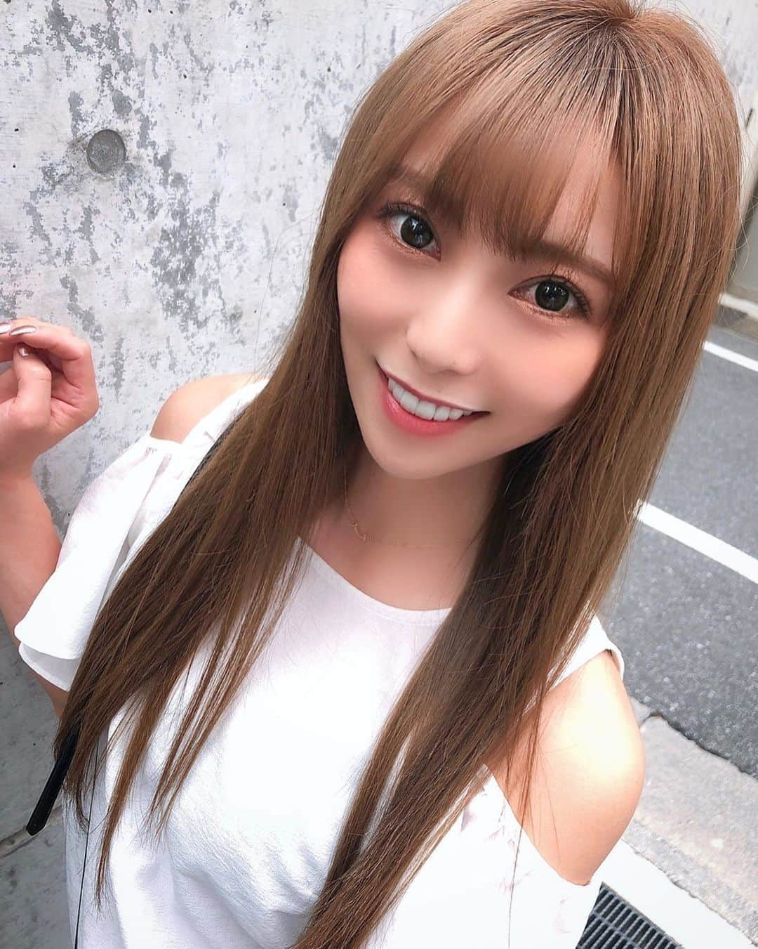 星川凛々花 （仁美まどか）のインスタグラム：「ROLLENさんで可愛くてしてもらったよ🥰❤️﻿ 毛先まで天使の輪が出来てて感動👼✨﻿ ﻿ 前回のカラーも良かったけど今回おすすめしてくれたカラーは私にぴったりでより可愛くなれたあ😍﻿ ﻿ 池原さん @rollen_ike  のセンス神( ◠‿◠ )﻿ ありがとうございました✨✨﻿ ﻿ #原宿　﻿ #美容院　﻿ #カリスマ　﻿ #星川凛々花　﻿ #星川凜凜花　﻿ #AV女優　﻿ #セクシー女優　﻿ ﻿ ﻿」