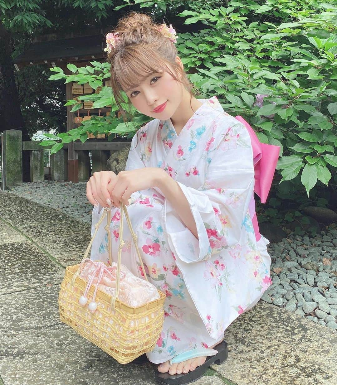 Isakoさんのインスタグラム写真 - (IsakoInstagram)「merrisa浴衣👘🌼💕 . . 今週撮影していた @merrisa_official の浴衣です🥺 色合いとっても可愛くないですか？💗 . ピンクとアイスブルーとイエローのお花に白地の浴衣🌼ふんわり可愛くて優しい印象になります💗 . . 7月初旬発売です🥰 帯とかもすごく可愛いのでまた別のカット載せたいと思います💕 . . . . #浴衣#浴衣デート#浴衣ヘアアレンジ#浴衣女子#浴衣ヘア#浴衣アレンジ#浴衣着付け#浴衣コーディネート#着物#着物コーディネート#着物ヘア#着物女子#merrisa」6月27日 18時22分 - ichaaako