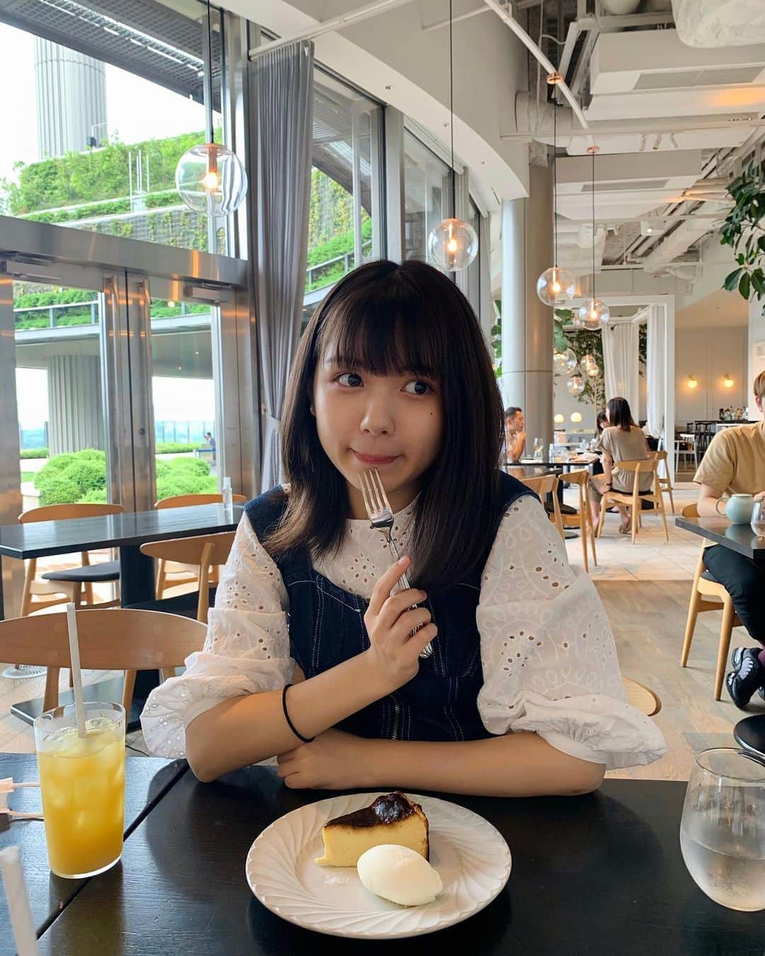 川﨑帆々花さんのインスタグラム写真 - (川﨑帆々花Instagram)「. 自分にご褒美day🍽 チーズケーキ食べちゃいました🧀😋 たまには自分を甘やかす時間も大事！ 皆さん週末楽しんでくださいね💚 #instagood#instafood#cafestagram#cheesecake #tokyo#tokyomidtown#drawinghouseofhibiya #東京グルメ#東京カフェ#有楽町グルメ#有楽町カフェ #東京ミッドタウン日比谷#チーズケーキ#ご褒美」6月27日 18時30分 - kawasakihonoka_official