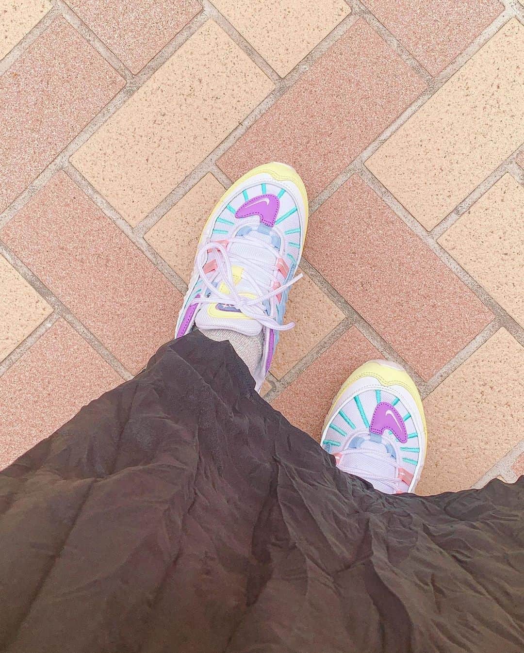 くまみきのインスタグラム：「最近はいっぱい歩くようにしてるよ🚶‍♀️ おうちにいすぎて感覚鈍ってたので、最近は行きたいとこにちゃんと行ってエネルギーチャージする感覚を取り戻してる💪💗 #nike #ナイキスニーカー #散歩」