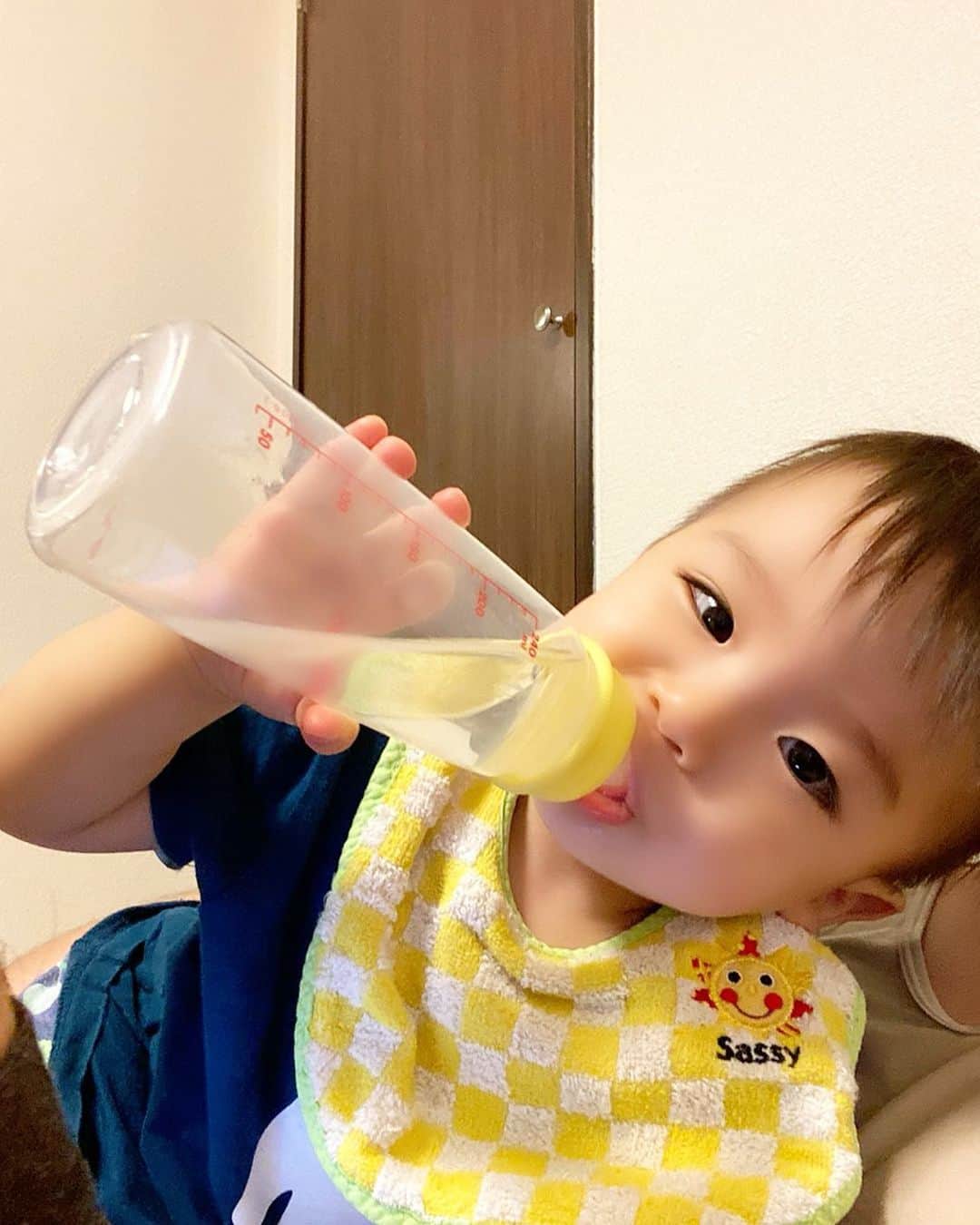 Momoeのインスタグラム：「常に離さない哺乳瓶🍼 . . #happy #家事 #育児 #family #家族 #boy #smile #男の子 #息子 #code #love #lucky #kids #子供 #thankyou #宝物 #ベビー #fashion #follow #心 #縁 #パパ #ママ #家族写真 #男の子ママ #赤ちゃん写真 #photo #子育て #1歳 #flower」