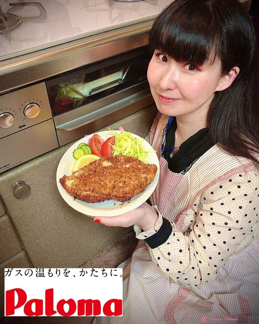 中野菜保子さんのインスタグラム写真 - (中野菜保子Instagram)「. 「ノンフライチキンカツ☆ラ・クックアラカルトで🍽」 @paloma_since1911 . 写真は🍎🍎🍎🍎🍎🍎🍎🍎🍎🍎枚♪ . 1:パロマとチキンカツとワタシ 2:パン粉を焼く 3:オリーブ油とまぜまぜ 4:モモ肉をどついて 5:半分にして小麦粉とか 6:焼いたパン粉を着せる 7:チーズ🧀すき 8:中まで 9:リクエストにお応え 10:柄に柄 . ご機嫌いかがですか？（≧∇≦）？ . 暑い、自粛で太った でもお肉食べたい← 健康優良児中野です🍳 . . その利便性に激ハマり中の 「ラ・クックアラカルト」 を使ってヘルシーに ノンフライに挑戦しました💪 . . 「アラルト」は 他のラ・クックが出来ないこと 「煮る・燻製を作る・蒸す・炊く・ノンフライ」 ができる、 スゴイグリルパンです✨😊✨ . . というコトで 「Paloma(パロマ)第1号公式アンバサダー」中野、 さっそくパロマの ラ・クックアラルトを使って ノンフライチキンカツを作ります🔥🔥🔥 . . 【材料】2人、食べ盛りなら1人w  鶏モモ肉 200g  塩・コショウ 少々 大葉 2枚 とろけるスライスチーズ 1枚 小麦粉 適宜 溶き卵 1個 パン粉 20g オリーブ油 小さじ1/2 . . あとは付け合せの キャベツとか。 中野は両親にも作ったので 大きいモモ肉使用。 . . 【ノンフライチキンカツ】 . 🍖1:パン粉を焼く☆ アラカルトにパン粉を均一に入れる。 蓋をして焼く！ 上下強火・約7分 . 焼けたら混ぜて、オリーブを足して また混ぜる。 他の器に広げて冷ます❄️ . 🍖2:モモ肉 鶏モモは常温に戻し、厚みのあるとこは切れ目を。 お肉を開いて叩いて厚みを2センチ くらいに揃える。 塩コショウする。 . 大葉とスライスチーズをのせて 半分に折り曲げる。 . 🍖3:衣をつけ焼く 上記の折り曲げたモモ肉を 小麦粉・溶き卵・最初に焼いたパン粉をつけて ラ・クックアラカルトに入っている 専用網の上にのせて、蓋をして加熱。 上下強火で約10分🔥 . モモ肉が分厚ければ、網をひっくり返して 使うのもOK🙆 . 🍖4:余熱で 焼けたらそのまま余熱で約5分おく . 🍖6:完成！！ お皿に盛り付け😋 . . ノンフライでヘルシー☆ . ワタシはこのまま食しましたが お好きなソースを少しかけても OKです🍓🍓🍓 . パン粉を焼くと香ばしくて サクサク食感が味わえます♪ . . グリルでノンフライができる！ 夏にさっぱりしたフライなんて うれしいです🍗🍻🥂 . 分厚くても、ひっくり返さなくても 焦げずに中まで火が通る🌹 そしてジューシー . . 高齢の両親でも食べやすいって 喜んでくれました😄 オススメです🌟🍓🌟 ＊ ＊ ＊ #ノンフライ #チキンカツ #パロマ #paloma #第1号 #公式アンバサダー  #中野菜保子 #俳優 #actor  #singergirls #moviestar  #model #ナオ部 #のんびり屋 #ラクック #ラクックグラン  #ラクックアラカルト #パロマアンバサダー #家族との時間 #パロマガスコンロ #パロマグリル #パロマラクック #愛の手料理  #簡単ごはんレシピ #お家ごはん部  #手料理グラム #お菓子作りのある生活  #ヘルシーごはん部 #ガスコンロ 大使 #みんなが幸せでありますように  @paloma_since1911 @syanhaijitensya」6月27日 18時31分 - naokonakano8319