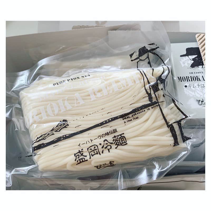 市橋有里のインスタグラム：「近所のスーパー数軒まわって探したけどなかったので、それならと申し込んだ、ふるさと納税で届いたぴょんぴょん舎の冷麺。自宅でこのクオリティの冷麺が食べられるんだ✨という感動と、 最寄りの成城石井で今日、この冷麺をみつけたという嬉しいような…なんとも言えない気持ち🤣 でも結果、こんな可愛いパッケージで届くならお世話になっている方へのプレゼントにいいなと。 そんな夏の贈り物にもおススメです♪ 教えて下さった皆様ありがとうございました！ ・ #ふるさと納税 #ぴょんぴょん舎 #冷麺 #岩手 #盛岡冷麺  #盛岡冷麺ぴょんぴょん舎  #お取り寄せ #おいしいもの」