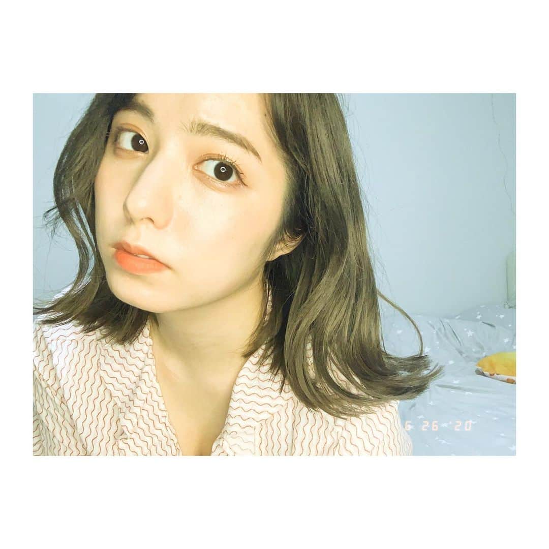 前田美里のインスタグラム：「ノスタルジック。(最近黄色みにハマる。) .  #おうち時間  #ノスタルジック #💛 #黄色 #女子力 #自撮り #今日の服 #ユニクロ #film #film_jp #photo #selfie #ファインダー越しの私の世界 #写真好きな人と繋がりたい #ヲタク #欅坂46 #日向坂46 #japanesegirl #follow #followme」