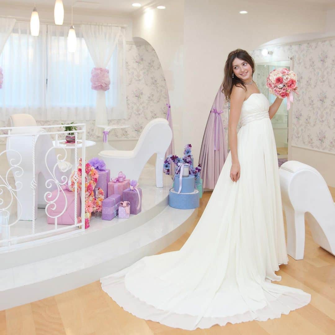 Lumierange ルミエランジェのインスタグラム：「こんにちは！ 今回は結婚式当日のブライズルームについてです。  新郎新婦様の緊張が解けるように、また、その日1日の非日常感を味わっていただけるように、1日貸し切りのブライズルームにもこだわっております♪ 【選べる3会場】ナチュラル×白×アンティーク（来館特典付）のフェア開催中です。 お待ちしております♪  #ルミエランジェガーデン  #ルミエランジェ神戸  #神戸結婚式場 #神戸ウェディング #おしゃれウェディング  #ブライズルーム  #ポートアイランド南公園  #プレ花嫁 #プレ花嫁さんと繋がりたい」