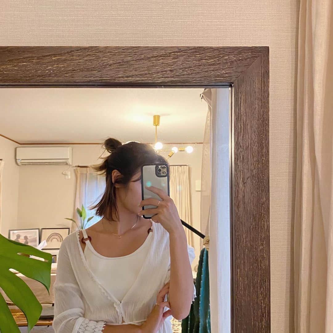 のインスタグラム：「🕊 #ootd  ホワイト×デニムは落ち着く🤍 インナーは @lill.official のスイムウェアでデニムは去年の @zara のもの💫  水着だけどとてもシンプルなデザインでワンピースにもデニムにも合わせやすい最近のお気に入り✨  #hiuianelaroom」