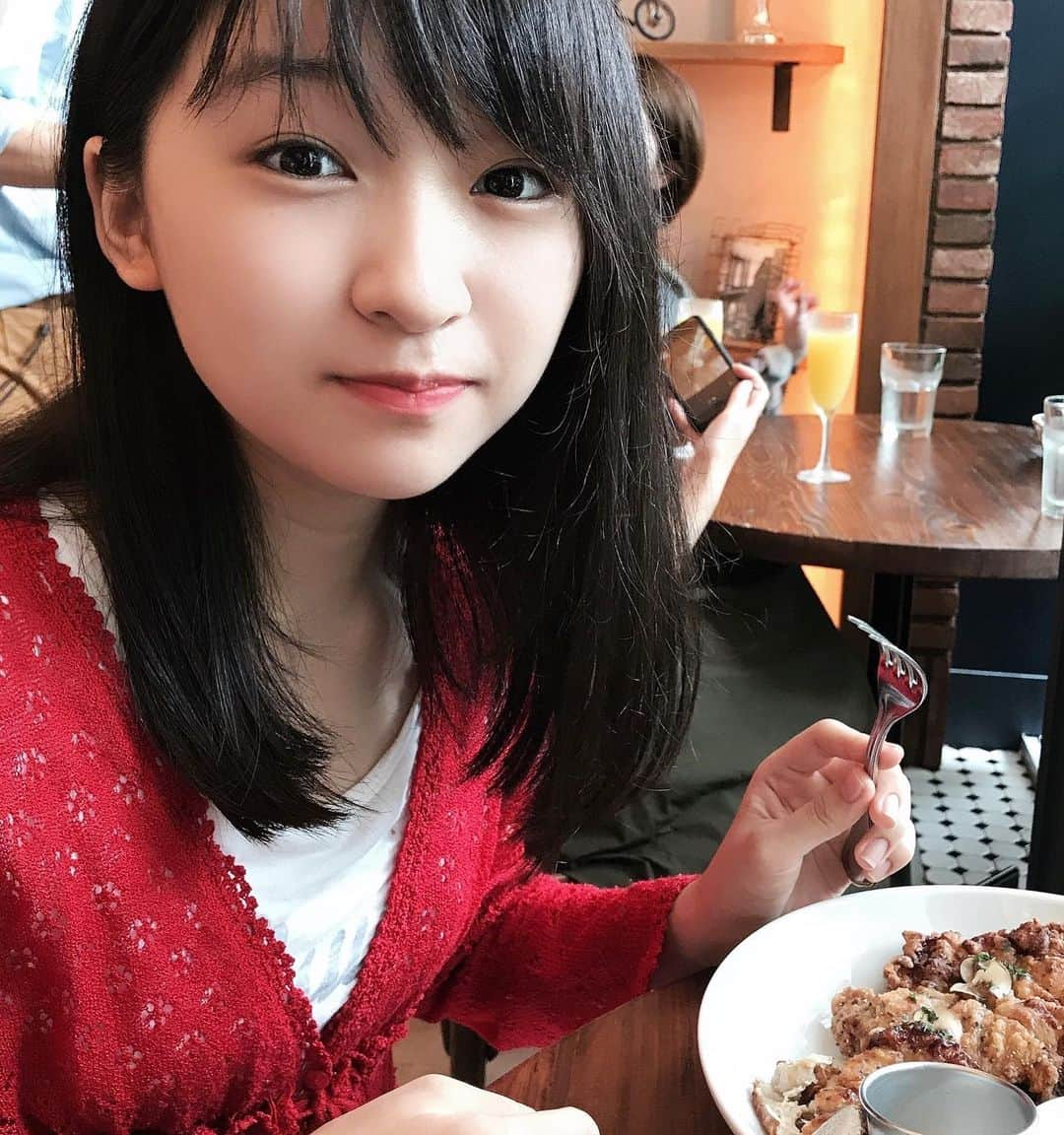 前野えまさんのインスタグラム写真 - (前野えまInstagram)「チキン美味しい！！ グレービーソースにつけて食べました🍗😋 #フライドチキン #グレービーソース #プレート #バターミルクチャネル #止まらない食欲 #美味しいご飯 #お肉大好き #前野えま  #friedchicken #gravy #sauce #yammy #buttermilkchannel  #followme #tagsforlikes #tflers #tagsforlikesapp #actress #girl #photography」6月27日 18時35分 - maeno_ema