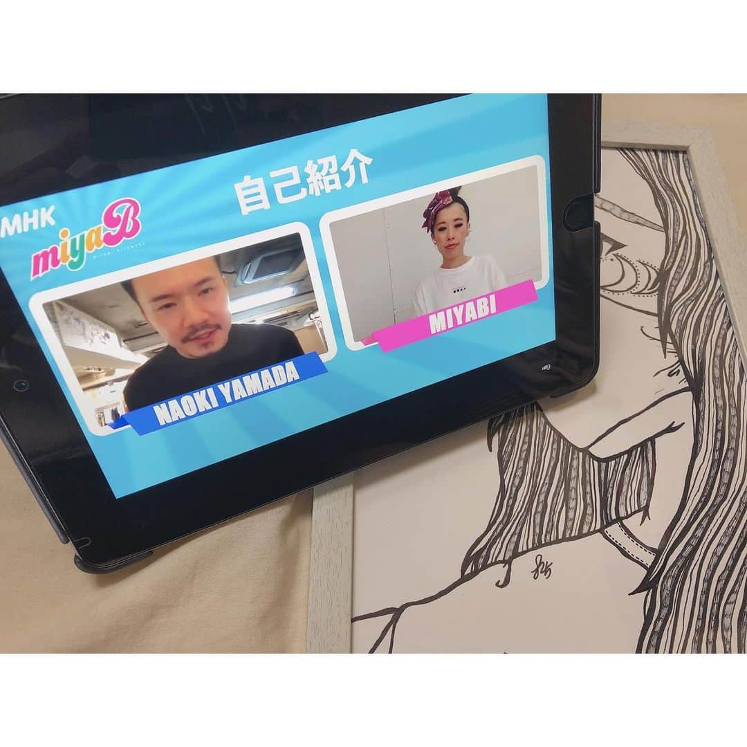 etsucoのインスタグラム：「✱ ✱ ✱ 最近よく絵を描いている。 絵を描いてる時が多分1番"無"かも。 何も考えなくて済むので凄く好きな時間。 沢山書けばいつか上手くなると信じて。 ✱ 今日はその時間に、観たかった #MHK をゆっくり観れた🥰 @miya0311  @nadao0207  山田先生の話おもろすぎた。 気付いたら普通に"へぇ〜"とか"ホンマや〜"とか返事してましたわwww やっぱり自分の知らない世界の話を聞くのはワクワクするね。 ✱ 若い頃は長い時間、人の話なんて聞いてられなかったのにwすぐふざけたり(今でもするけどwww) 大人になると、益々人の話を聞くのが好きになった。不思議やなぁ。 ✱ その後興味を持つか持たないかはその人次第やと思うけど、まず聞いてみて損は無いと思うなぁ。うんうん。 ✱ いい番組ですね、MHK。 僕的もう1つのお気に入り回は、 @hanamaru_kyodo 中野先生の回。 ✱ ヤンキー座りストレッチ、たまにやります(たまにかよwwww) ✱ 自宅に居る機会が増えたからこそ、楽な姿勢とか、楽な気分でゆっくり観れたりするから余計いいのかな。 ✱ みんなも空いた時間是非色んな人の話聞いてみてください💗 ✱ ✱ #youtube #ハピプル 👈🏼で検索。 #早くみんなと気兼ねなく逢える日が来ますように #みやび走り方カッコイイ  #MHK」