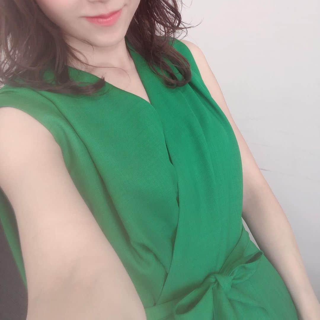 岡部玲子さんのインスタグラム写真 - (岡部玲子Instagram)「本日の衣装とヘアアレンジ☺️ (2枚目の私、動きます🤣) パキッとした鮮やかなカシュクールワンピースとふわふわダウンスタイルのヘアアレンジでした☺️ 今日も素敵にして頂いて感謝です🙏✨ 2枚目の動画でワンピの下から赤いのが見えているのは…私の私服です🤣 本日は東京ジャンプSのフォワードカフェ🏇とマンノグランプリ🏇のワイドと、東京最終レースのクィーンビー🏇の複勝しか当たらず、ぜーんぜんダメダメマイナスです🤣 明日…明日頑張ります🤣 皆様も素敵な日曜日を‼️ #岡部玲子 #タレント　#レポーター　#キャスター　#アナウンサー　#女子アナ　#フリーアナウンサー　#競馬キャスター　#競馬中継　#生放送　#衣装　#カシュクールワンピース　#緑　#ゆるふわ巻き #ヘアアレンジ　#宝塚記念　#頑張ります　#✌️ #talent #reporter #announcer #tvshow #dress #hairarrange」6月27日 18時41分 - reiko_okabe