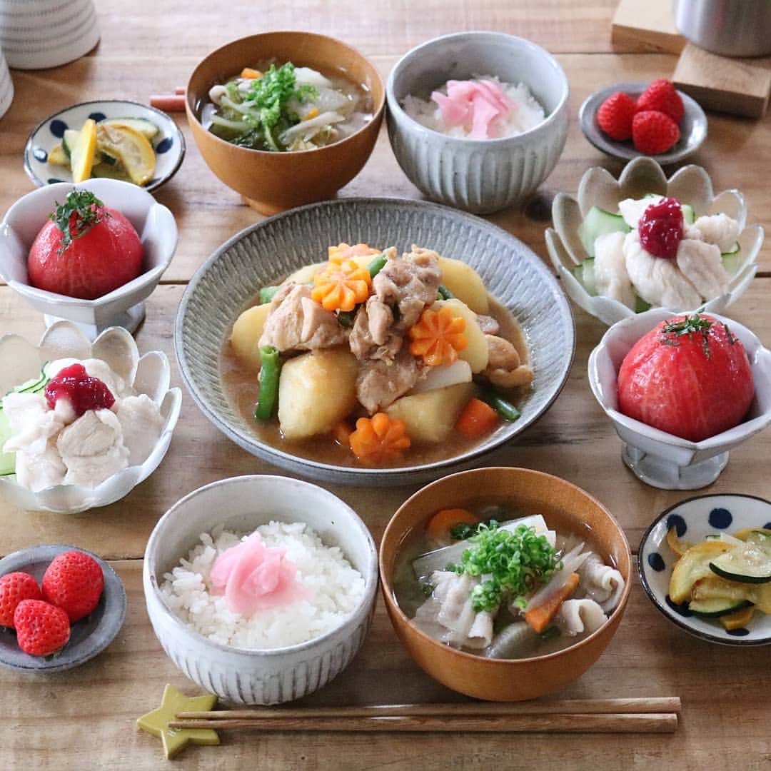 のインスタグラム：「♩ #レシピあり . . 赤みそバター肉じゃが✏️ 冷やし丸ごとトマト 水晶鶏梅肉ソース✏️ ズッキーニのガーリックソテー 豚汁 いちご🍓 . . こんなに暑いのに 豚汁食べたくなりました🙆 . . . 🍳【赤みそバター肉じゃが】４人分 . . 🥕材料 . じゃがいも(大)　５個 鶏もも肉　１枚 人参　小１本 玉ねぎ　小１個 ○水　３００ｍｌ ○酒　大さじ２ ○みりん　大さじ２ ○砂糖　大さじ１ ○醤油　大さじ１ ○和風顆粒だし　小さじ１ 塩コショウ　少々 赤みそ　大さじ１～１．５ バター　１５ｇ 茹でいんげん　お好みで サラダ油　適量 . . 🥕つくりかた . ①じゃがいも、人参は皮をむき乱切りに、玉ねぎはくし切りにする。鶏もも肉は一口大に切る。茹でいんげんは５センチ位の長さに切る。 ②フライパンを熱し、サラダ油を入れて鶏もも肉を炒める。軽く塩コショウする。 ③肉の色が少し変わってきたら、人参、玉ねぎを入れて炒める。 ④○を入れてアクを取り、フタをして弱めの中火で５分ほど煮込む。じゃがいもを入れて更に５分ほど煮込む。 ⑤野菜がやわらかくなったらフタを取り、煮汁お玉１杯分を小さなボウルに取る。そこに赤みそを入れて溶き、鍋に戻す。 ⑥茹でいんげんを入れ、煮汁を飛ばすように強めの中火で３分ほど煮て、仕上げにバターを入れて軽く混ぜる。出来上がりです♪ . . . . 🍳【水晶鶏　梅肉ソース】 . . 🥕材料 . ささみ　３～４本 ○酒　小さじ１ ○塩　小さじ1/4 片栗粉　適量 <梅肉ソース> 梅干し　３～５個 水：酢　１：１ 砂糖　お好みで 氷水　適量 . . 🍳つくりかた . . ①ささみは筋を取り除き、斜めにそぎ切りにする。ボウルに入れ、○で下味を付ける。 ②梅肉ソースを作ります。種を取り除いた梅干しを包丁でたたいて小さな器に入れる。水とお酢を１：１の割合で少しずつ入れ、梅干しがとろとろになる程度にのばす。砂糖をお好みで少し入れる。これでソースの完成です♪ ③鍋に湯を沸かす。ささみは一枚一枚丁寧に片栗粉を薄くまぶす。沸騰した熱湯の中にささみをそっと入れる。２～３分ほど加熱したらすくって氷水に入れる。冷めたらざるに上げる。 ④冷蔵庫で冷やして食べると美味しいですよ♪梅肉ソースを付けて食べてくださいね♪ . . #yunaご飯#丁寧な暮らし#lin_stagrammer#kurashiru#delistagrammer#Japanesefood#ロカリキッチン#デリスタグラマー#クッキングラム#クッキングラムアンバサダー#タベリー#フーディーテーブル#Kissカメラ#iegohanphoto#てづくりごはん365#おうちごはん#おうちごはんlover#ママリクッキング#マカロニメイト#おうちごはん通信#キッチングラム#おうちカフェ#夜ごはん#晩ごはん#dinner#レシピ#翁明窯元#シャキッと夏ごはん#肉じゃが」