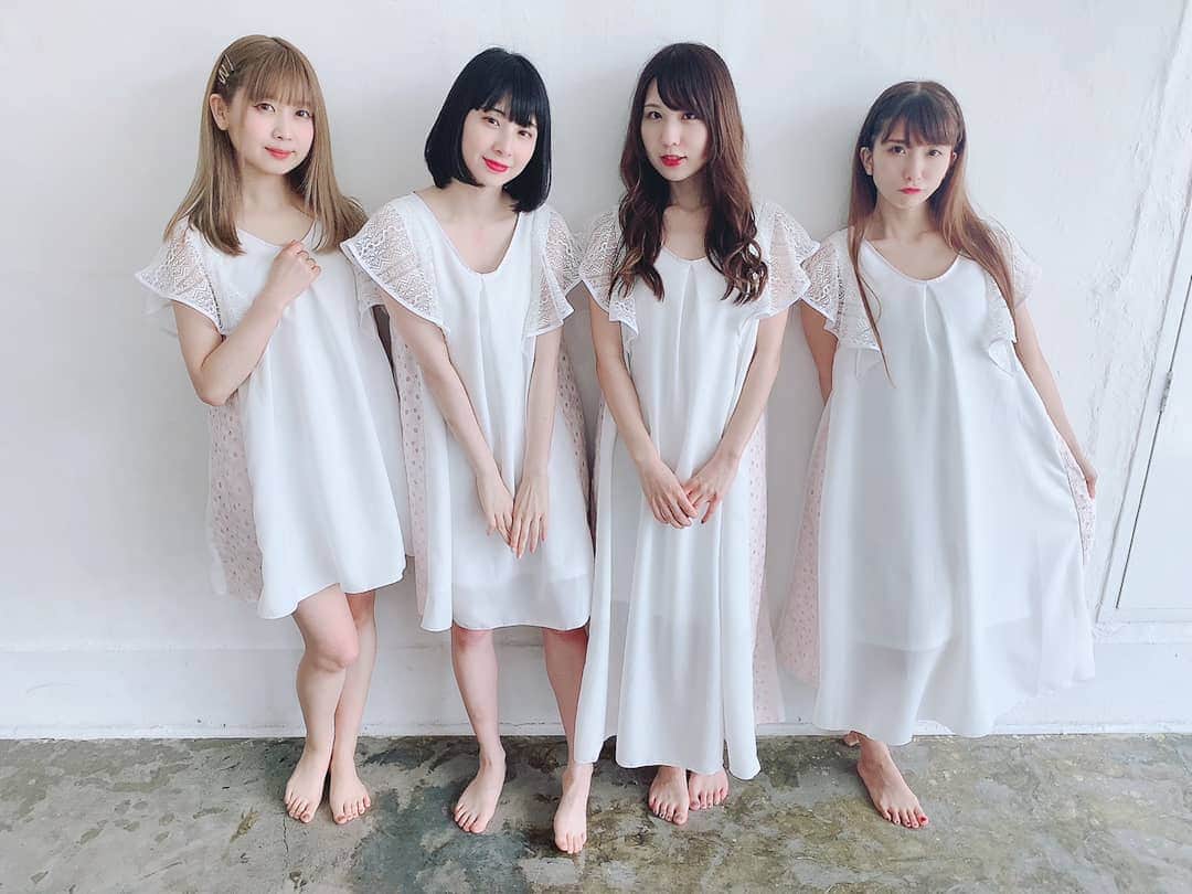 ゆずきのインスタグラム：「. . . もっと私は強くなるから ひとりで歩けるようになるから いつかあなたと自信をもって また会えるように . . . いくまあゆずやこまな たくさんの方に見ていただき、踊っていただきました、ありがとうございました。  とっても素敵な振り付けと構成を考えてくれた天才まなこに大大大感謝。  ワンピースは長さ違いにしてみました。 わたしが作る衣装を文句言わず着こなしてくれたメンバー本当にありがとう。 これからも好きに使ってやってね。 衣装もよろこびます。  以上で踊ってみたの活動も終了させていただきます。 最後にこんな素敵な作品残せて本当によかった。 撮影、編集してくださったSaku。さんにも感謝でいっぱい。  これまで柚姫の踊ってみたを見てくださって ありがとうございました。」