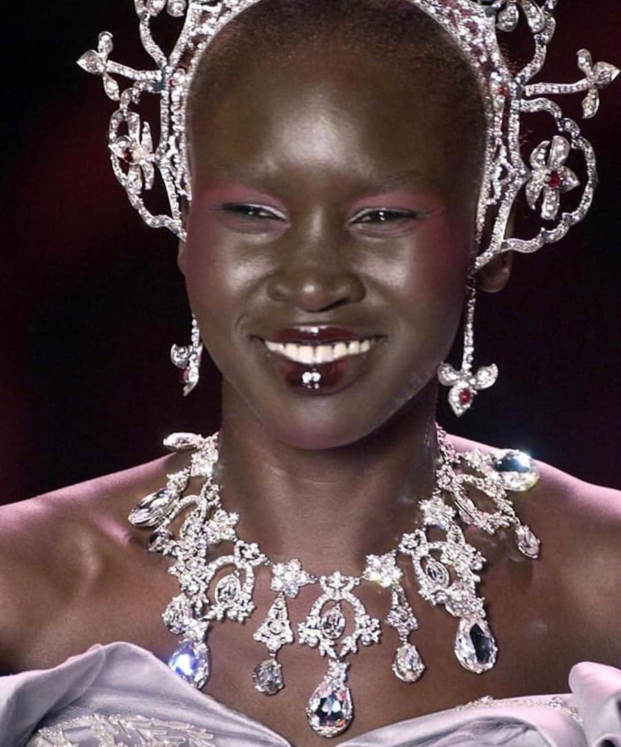 アレクシマビーユのインスタグラム：「Best smile @msalekwek and rainstones / throwback my days drawing Jewelry’s @dior head piece @stephenjonesmillinery / we had so much fun working for master Galliano #alexismabille #dior #diamonds #rainstones #beauty #bigsmile #smile #happyface #alekwek #stephenjones #throwback #jewelrydesigner #jewels」