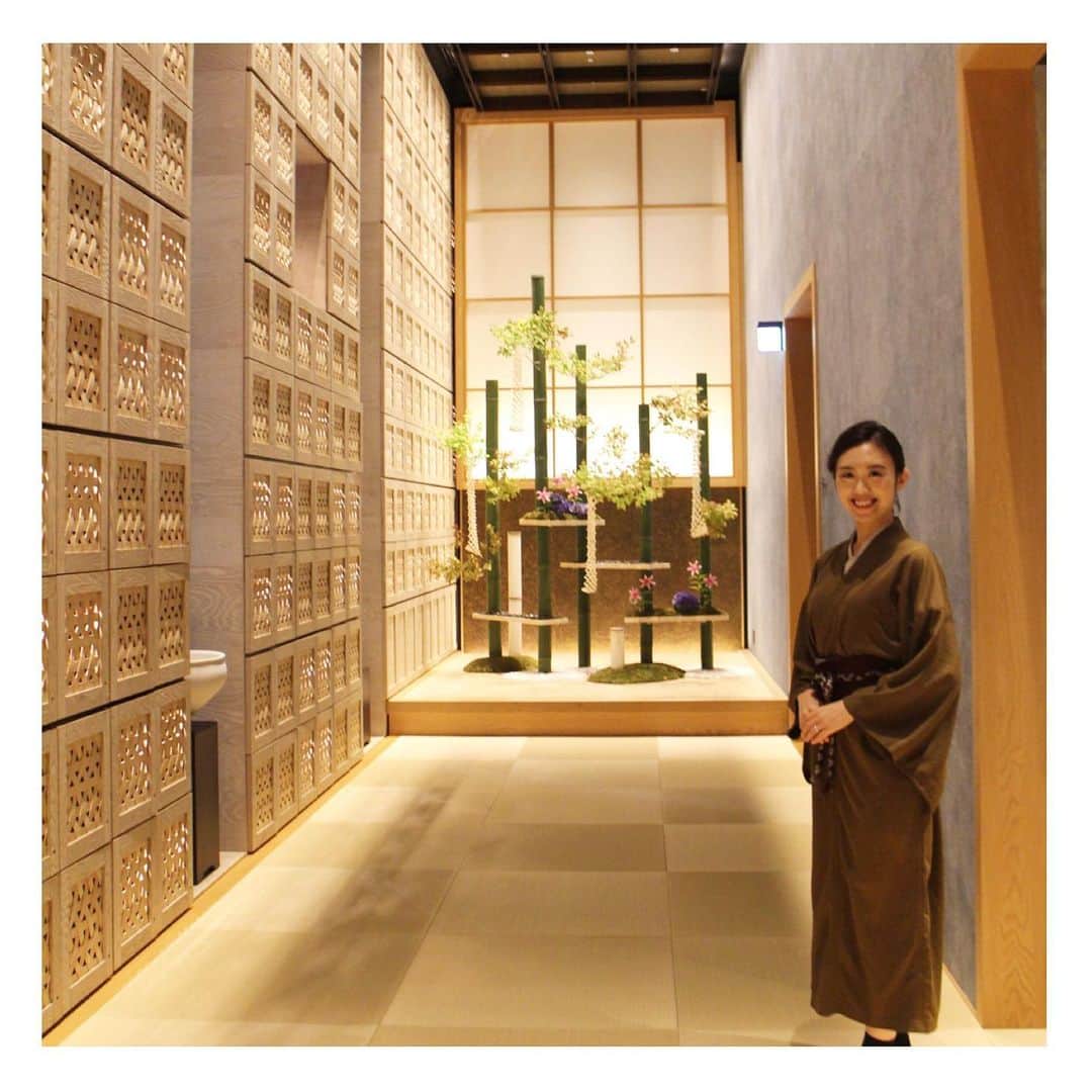 篠原菜月のインスタグラム：「憧れの日本旅館✨東京、大手町のオフィス街にたたずむ「星のや東京」へ。﻿ 足を踏み入れた瞬間に感じる畳の香りと玄関に活けられた花々にとっても癒されます🌿﻿ 入口で靴を脱いで館内はすべてハダシ。﻿ エレベーターも廊下もお部屋も全部畳なんです。﻿ 畳の感触いつぶりだろう…﻿ ﻿ 最上階にはなんと温泉も♨️﻿ 東京にいながら別世界を体験してきました。﻿ ﻿ チェックインは客室で、滞在中は他のお客様と交わることのない環境で３密を回避しながら気分転換できました😌🙏✨﻿ ﻿ ﻿ @hoshinoya.official @hoshinoresorts.official  #hoshinoyatokyo#tokyo#rokan#hoshinoresorts#hoshinoya#星のや#星のや東京#東京#旅館#日本旅館#星野リゾート#大手町#温泉#温泉旅館#七夕#旅行#国内旅行#trip#travel」