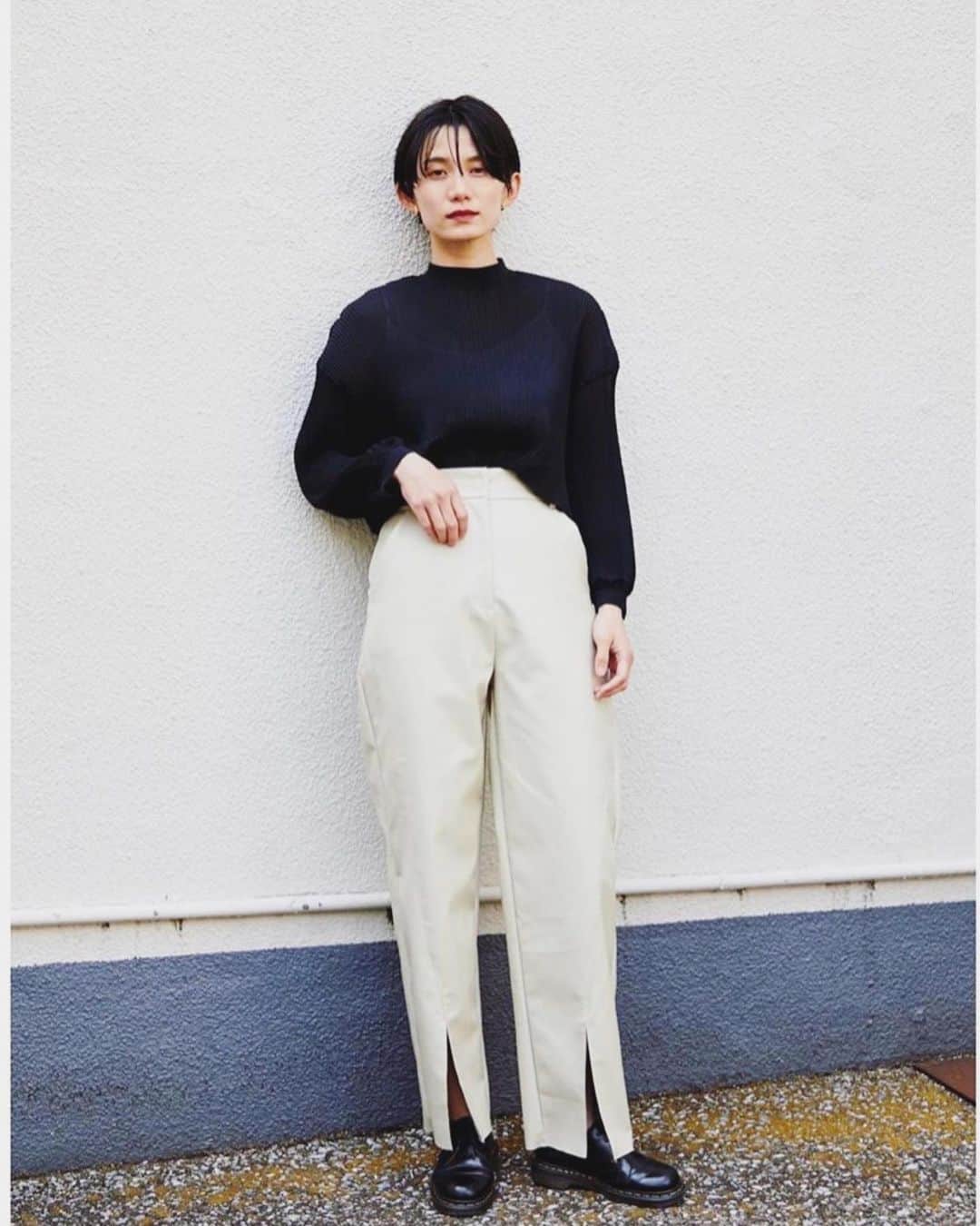 平山奈美のインスタグラム：「@style_mixer  @stylemixer_ . thankyou . #スタイルミキサー #スタミキ #スナップ #私服 #コーデ #レザーパンツ #ザラ #ドクターマーチン #モノトーンコーデ #白黒コーデ #ショートカット #ママ #男の子ママ #オフショット」