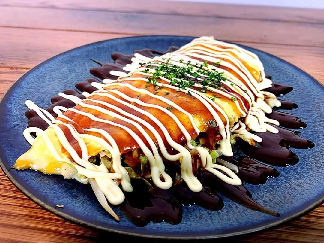 川島章良のインスタグラム：「. . .  今回作ったのは『とん平焼き』です。  そうです。もやしとキャベツが大量にたべれるやつです。  揚げ玉も入ってるので甘みがでてだしももちろん入れてるので旨味が倍増です。  材料 ・キャベツ　1/8個 ・もやし　適量 ・卵　2個 ・豚バラ　75g ・あげ玉　お好み ・かけチーズ　お好み ・だしパック　1パック ・サラダ油　大さじ1 ・胡椒　適量 ・オタフクソース　お好み ・マヨネーズ　お好み  作り方はYouTubeのかわだしクッキングを観て下さい  だしパックダイエット本もよろしくお願いします。  #だしパックダイエット  #かわだしクッキング  #だしパック #だしパック料理研究家  #とん平焼き #レシピ #マヨネーズ」