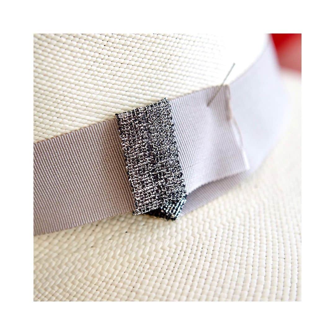 のインスタグラム：「A S S E M B L E R 3ème étape : Assembler le Gros Grain et le passant autour de la calotte ! - - - 3rd step : Sew Gros Grain and little ribbon around the crown’s hat ! - - - #lacerisesurlechapeau #stepbystep #workshop #artisan #travailmanuel #paris #chapelierfou #hatmaker #picoftheday #putsomecolourinyourlife #coloryourlife」
