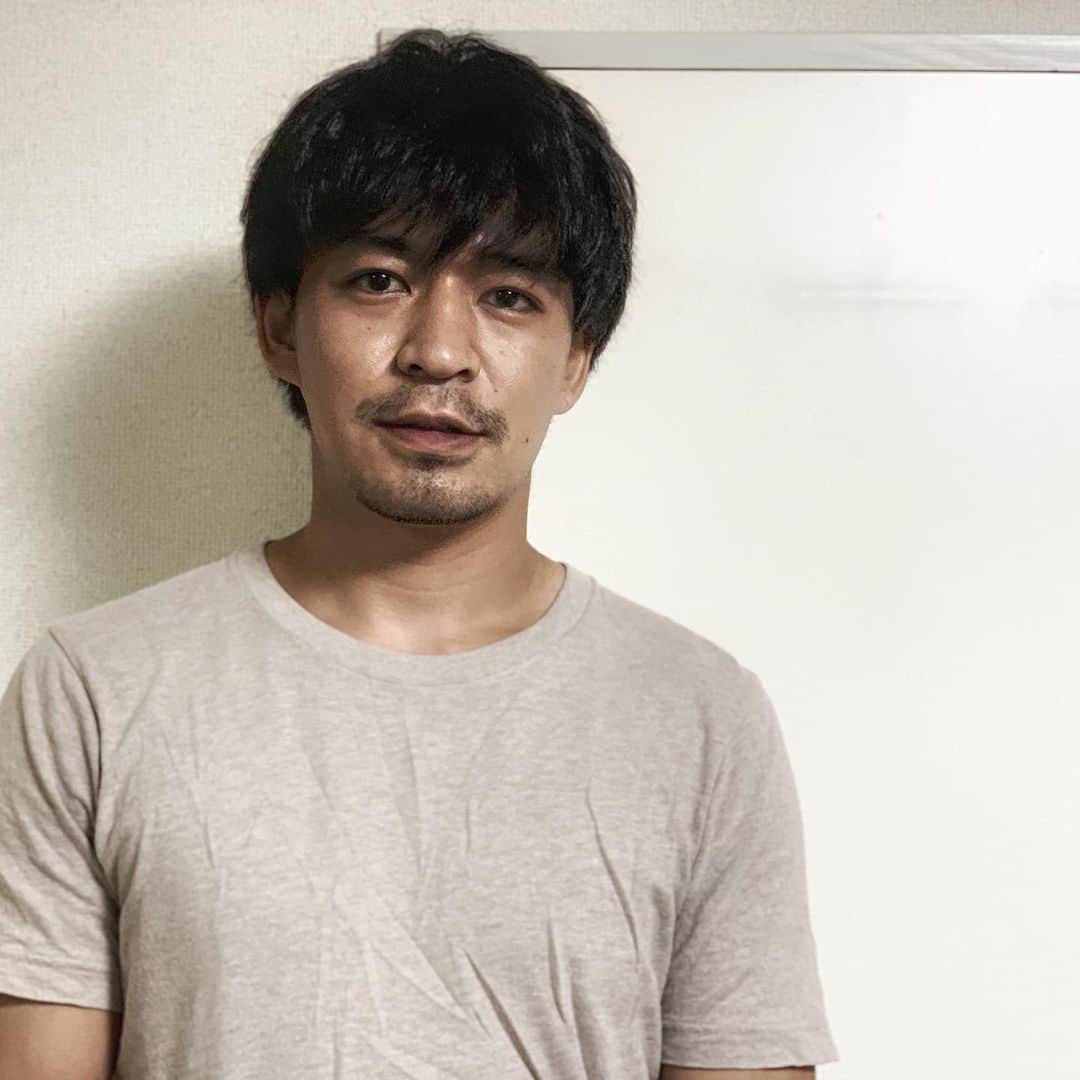 のインスタグラム：「⠀ 6/27、おじさんになりました。⠀ ⠀⠀ 三嶋健太、更に かんろくつけないと。 これから、 おじさんなので！笑⠀ めちゃくちゃ思ってたより⠀ でかい赤ちゃんの写真見ました😂⠀ とうとう、おじさんデビュー！⠀ うわー、もう、おじさんか…、笑⠀ ガラス越しの赤ちゃんデカい（笑）⠀ んで、⠀ ばり可愛いなー！⠀ れんぞくで良い事が多い最近！⠀ ⠀ #妹　#赤ちゃん　#産まれた　#おじさん　#男の子　#出産　#こども　#子供　#baby #family #俳優　#actor #japan #自宅　#家族　#おじさんコーデ #髭男子　#髭男 #sexy #セクシー ⠀ ⠀」