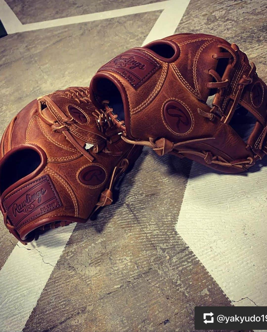 Rawlings Japanさんのインスタグラム写真 - (Rawlings JapanInstagram)「#Repost @yakyudo19 with @get_repost ・・・ ⚾️野球堂一球です⚾️ ・ ローリングスから渋すぎるグローブ入荷㊙️ これはなかなか…笑 普通に欲しい…笑 ・ グローブの原点に帰った感じがまたそそる…🤤🤤🤤 ・ 原点と現在のコラボ‼️ ・ 是非店頭にてチェックしてみてください‼️ ・ 御来店お待ちしております‼️ ・ ・ #野球堂一球  #一球 #IKKYU #Baseball #野球 #Baseballshop #野球専門店 #大阪 #OSAKA #寝屋川 #硬式野球 #軟式野球 #グラブ #グローブ #バット #甲子園 #高校野球 #rawlings  #rawlingsbaseball  #rawlingsglove  #ローリングス #ローリン @rawlings_japan_llc」6月27日 19時05分 - rawlings_japan_llc