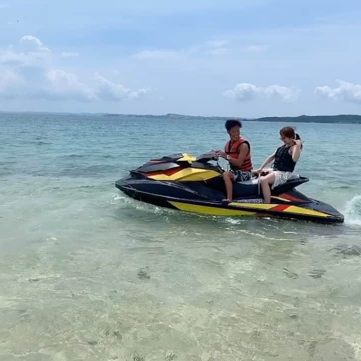 のインスタグラム：「VIDEO!!! Jet skiing in Okinawa🏖🐠☀️ First time to enjoy this kind of activity ✨ #HEAVEN  Got tanned!!! #マリンスポーツ  #aviciiforever#aviciiheaven  ジェットスキーでスピンしてる動画です！ ぜひ見て見てね💞  全投稿で記載したものの動画です🙈 これで離島にきて、美しい海を見て、クマノミちゃんやウミガメちゃんもいて、すごく爽快な気分でした💕  ジェットスキーの免許取りたくなった💓💞 @okinawa_marine_style 本当に優しくて丁寧で面白かったあ🙈💭まだ通う！  https://okinawamarinstyle.amebaownd.com/」