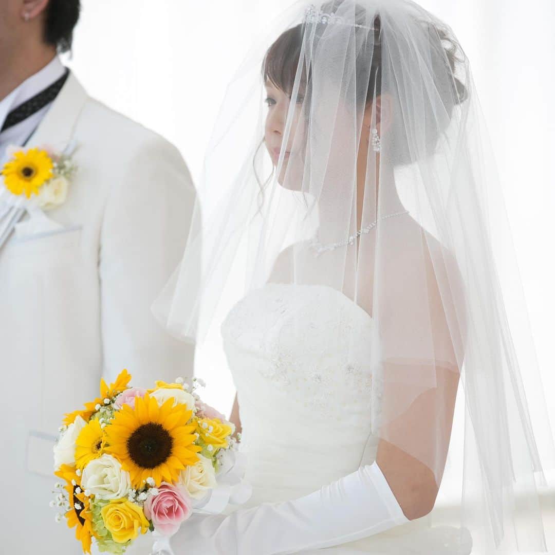 家族挙式さんのインスタグラム写真 - (家族挙式Instagram)「"@kazoku_wedding をフォローして、﻿ #家族挙式 でお写真を投稿してくださいね＊*﻿ .﻿ -------------------﻿ もうすぐ7月！﻿ 季節に合わせたおすすめブーケ♡﻿ 『ひまわり』いっぱいの結婚式は﻿ HAPPYな笑顔がたくさん♪﻿ 幸せ溢れるおふたり◎﻿ ﻿ 会場：＃セントアクアチャペルTOKYOBAY﻿ -------------------﻿ .﻿ ❁テレビCM放映中 ▹▸ ”家族挙式ベスト”なら﻿ 【挙式・衣裳・美容・写真】が含まれたプランが99,000円〜叶います＊﻿ ▽予約はTOPのリンクから❁﻿ >>> @kazoku_wedding﻿ -------------------﻿ #家族挙式 #ベストアニバーサリー﻿ #家族 #Family #家族婚﻿ #bestanniversary #少人数婚﻿ #ウェディング #結婚式準備﻿ #結婚式 #フォトウェディング﻿ #プレ花嫁 #卒花﻿ #日本中のプレ花嫁さんと繋がりたい﻿ #花嫁 #卒花嫁 #国内挙式﻿ #weddingdress #ウェディングドレス﻿ #プラコレ #Dressy花嫁﻿ #2020秋婚 #2020春婚﻿ #2020夏婚 #2020冬婚﻿ #ひまわり﻿ #ひまわりウェディング﻿ "」6月27日 18時58分 - kazoku_wedding