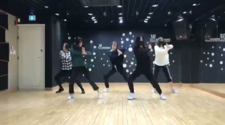 チェリョンのインスタグラム：「predebut Chaeryeong (centre), Yeji (black shirt) ,and Ryujin (white shirt) with other trainees (Mako and Yejin) dancing to instruction. ⁣⠀ imagine chaeryeong as center the next itzy dance break!」