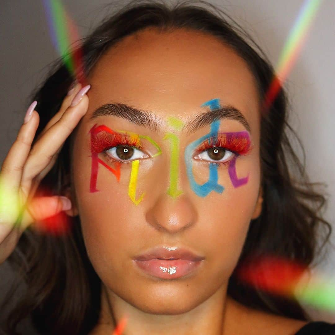 M•A•C Cosmetics Franceさんのインスタグラム写真 - (M•A•C Cosmetics FranceInstagram)「M•A•C - PRIDE 🌈  Le défilé des looks Pride se poursuit avec le makeup de @eydell_makeup, notre Makeup Artist qui innove en combinant les lettres de "Pride" et le fameux Arc-en-ciel ! 😍  On adore ! 💘  Qui aurait envie d'essayer ce makeup, pour une journée ?! 😉  Produits utilisés : Palette « It’s designer » @maccosmeticsfrance Lipglass @maccosmeticsfrance Inspiration @marieke_thibaut  Crédit : @eydell_makeup  #MACCosmetics #MACCosmeticsFrance #MACPride #MACPride2020 #Pride #PrideMakeup #Pride2020 #maclovespride #pridecolours」6月27日 19時00分 - maccosmeticsfrance