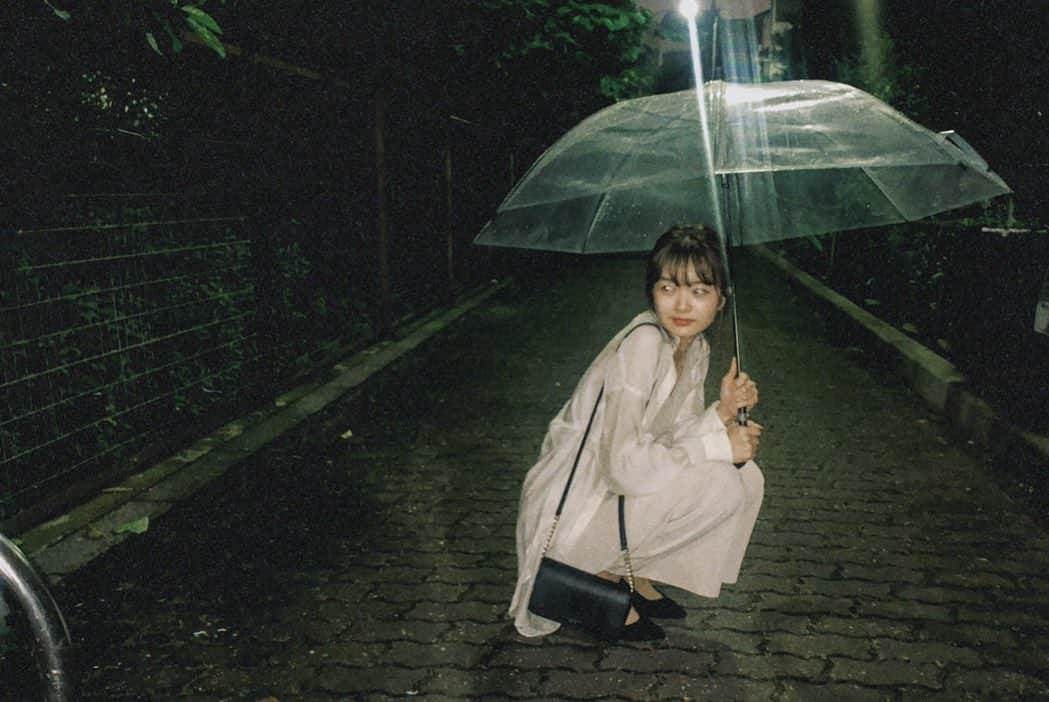 五島百花さんのインスタグラム写真 - (五島百花Instagram)「・ 梅雨の間は髪の毛ボアってなるから束ねてることが多いです ・ ・ #エモ#フィルムカメラ#梅雨#ポニーテール#白コーデ」6月27日 19時02分 - momokagoshima