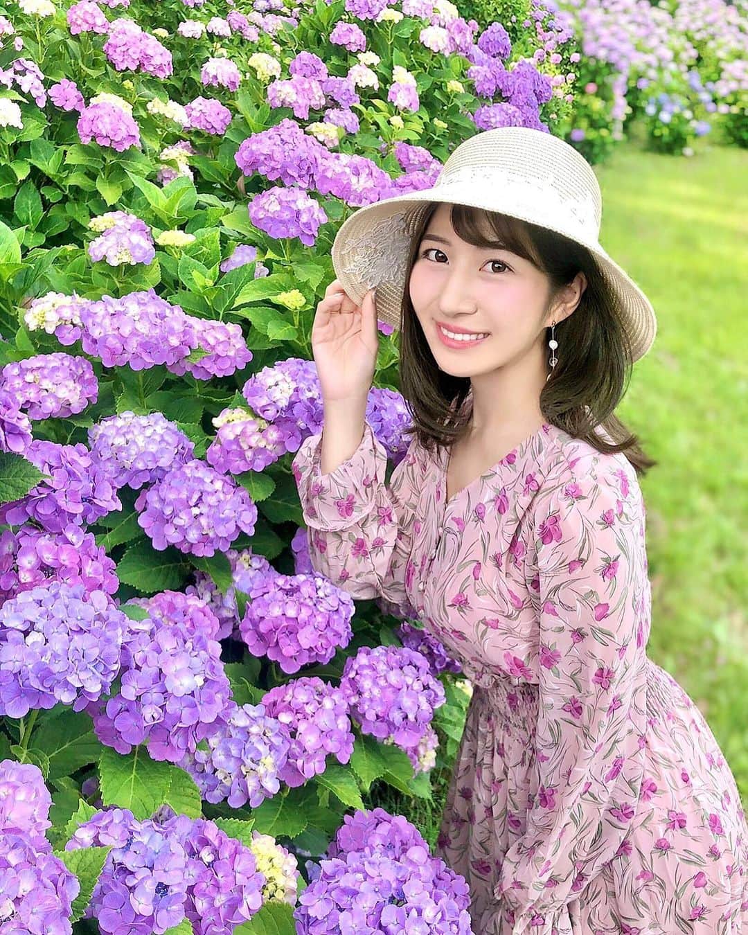 のインスタグラム：「💜💠💜💠🍃 Beautiful hydrangea💕What color of hydrangea do you like? こんばんは😊 . あじさい祭りの投稿に長らくお付き合いいただき コメントも沢山くださり、ありがとうございました♡ . さてさて、最後にご紹介する色は… ほっと落ち着く、優しいほんのりパープル！☺️✨ . ブルーやピンクも綺麗でしたが パープルも素敵ですよね(∗ ˊᴗˋ ∗) . いろいろな色で投稿をしてきましたが 皆さんは何色がお好きでしたか？💖 . 私はやっぱり、マイブームの濃いブルーかなぁ🙈💙 . . . コーディネートは、大好きなお姉さん @plievesaki のお店のお洋服です👗👒 . お帽子も内側までレースがあって可愛いの🥺💓 最後にアップも載せておきます✨ . . Onepiece/Hat：#montresor @montresorsaki . . #hydrangea #flowerstagram #flowergarden #梅雨 #紫陽花 #あじさい #あじさい祭り #アジサイ #花畑 #お花畑 #お花のある暮らし #花のある生活 #お出かけコーデ #ワンピースコーデ #麦わら帽子 #帽子コーデ #帽子 #大人可愛い #大人コーデ #ピンクコーデ #パープル #夏コーデ #お出かけ #お散歩 #丁寧な暮らし #日本の四季 #美容 #健康 #管理栄養士」
