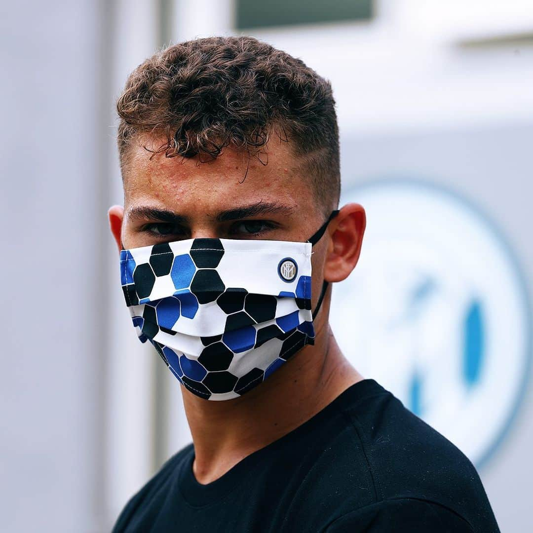 インテルナツィオナーレ・ミラノさんのインスタグラム写真 - (インテルナツィオナーレ・ミラノInstagram)「MASKS 😷⚫️🔵 The pre-order stage is over: the Inter Official Face Masks are now available! Link in stories #Inter #ForzaInter #Football」6月27日 19時04分 - inter