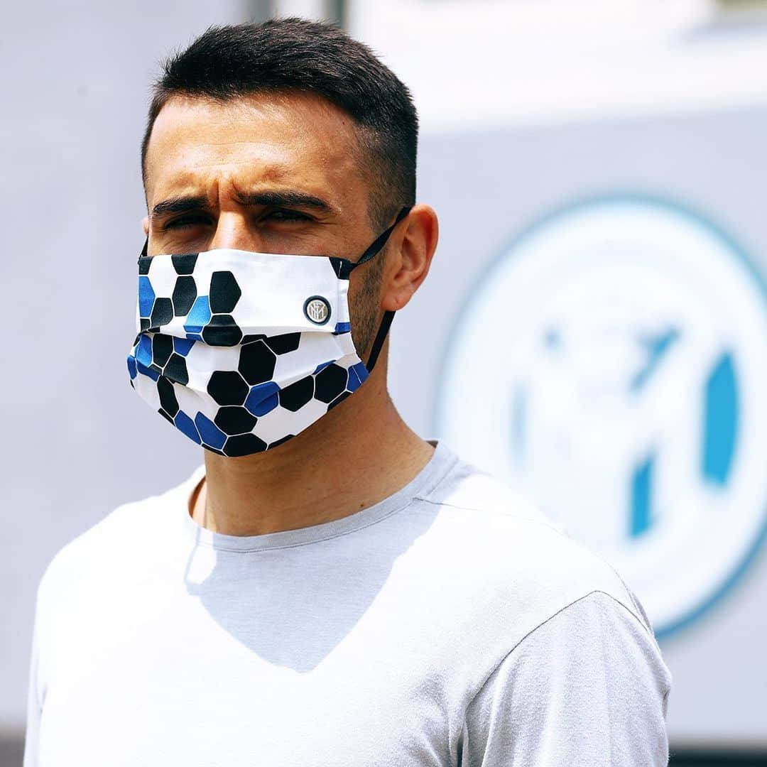 インテルナツィオナーレ・ミラノさんのインスタグラム写真 - (インテルナツィオナーレ・ミラノInstagram)「MASKS 😷⚫️🔵 The pre-order stage is over: the Inter Official Face Masks are now available! Link in stories #Inter #ForzaInter #Football」6月27日 19時04分 - inter