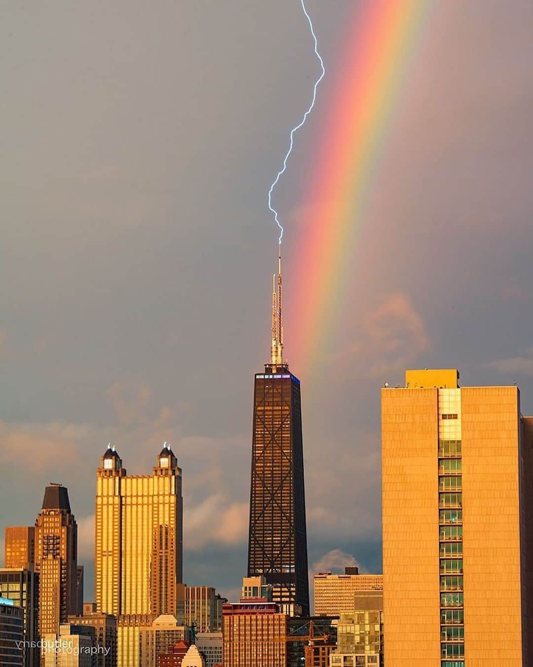 Canon Photographyさんのインスタグラム写真 - (Canon PhotographyInstagram)「One of the best lightning images I have ever seen!  Photography | @barrybutler9  Curated by @steffeneisenacher  #cpfeatureme #chicago #chicagoillinois #storm #rainbow #lightning」6月28日 4時28分 - cpcollectives